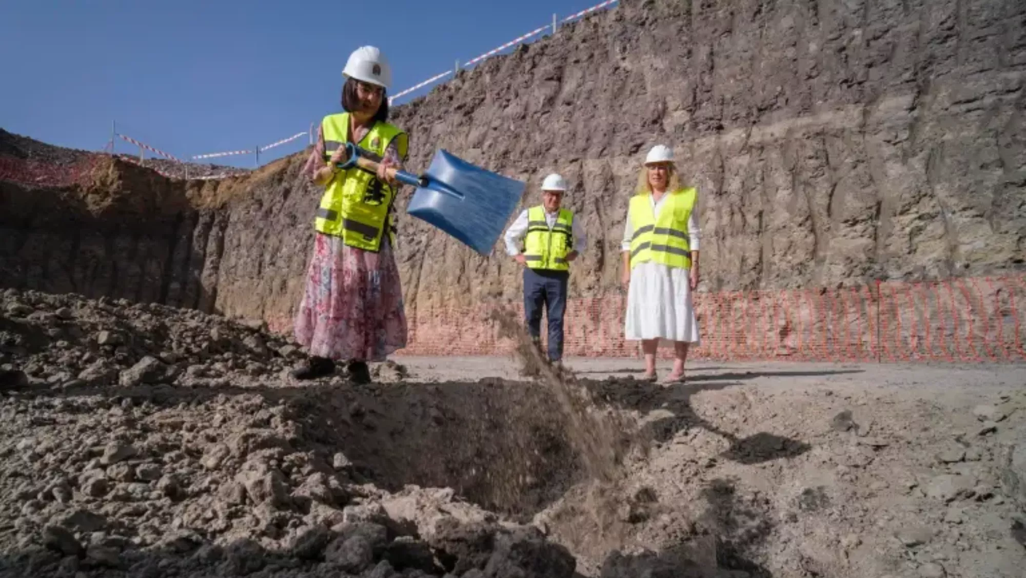 La alcaldesa de Las Palmas, Carolina Darias, en la colocación de la primera piedra de unos edificios en la ciudad / EFE - ÁNGEL MEDINA G.