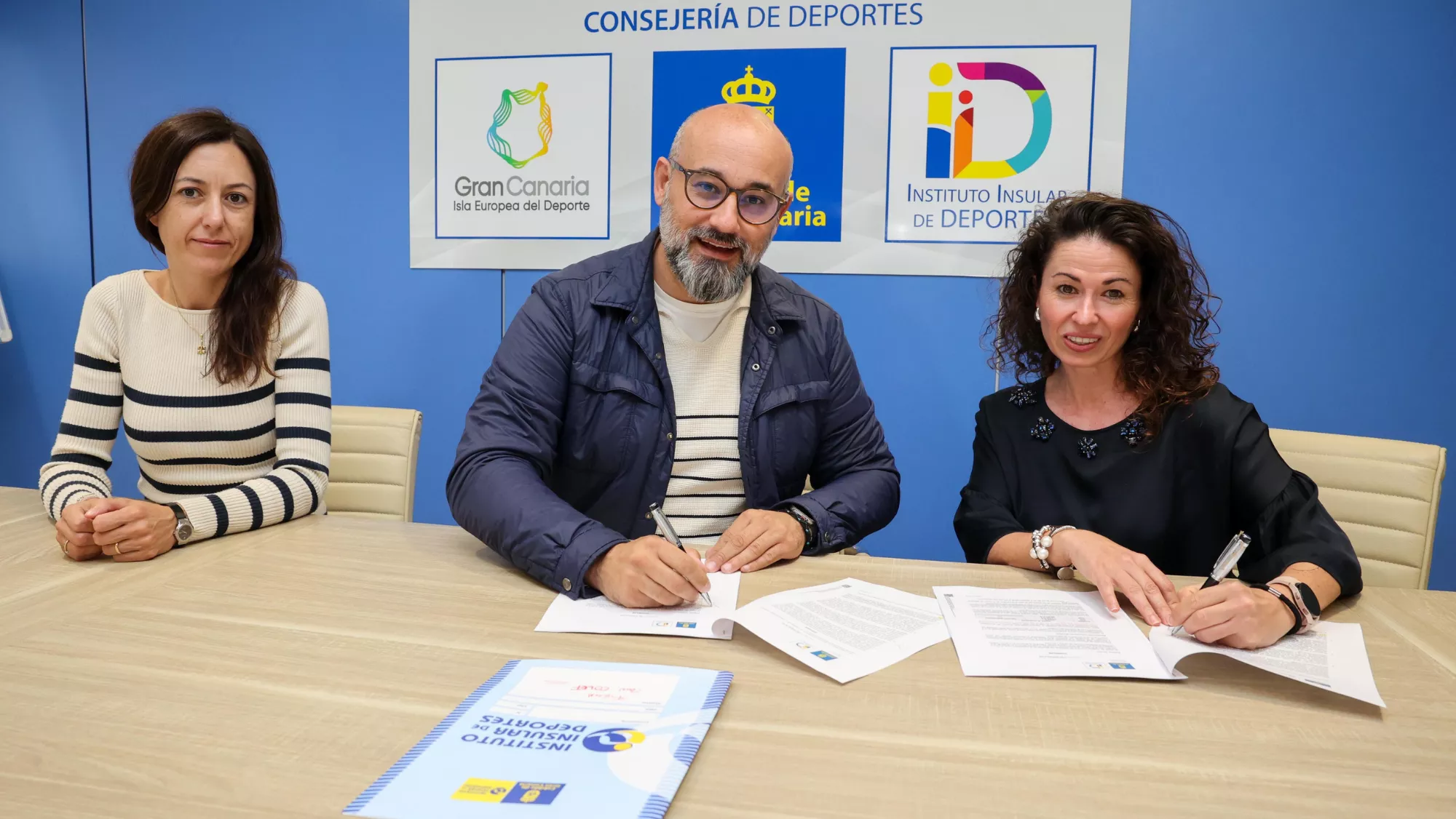 Momento de firmar el convenio / INSTITUTO INSULAR DE DEPORTES