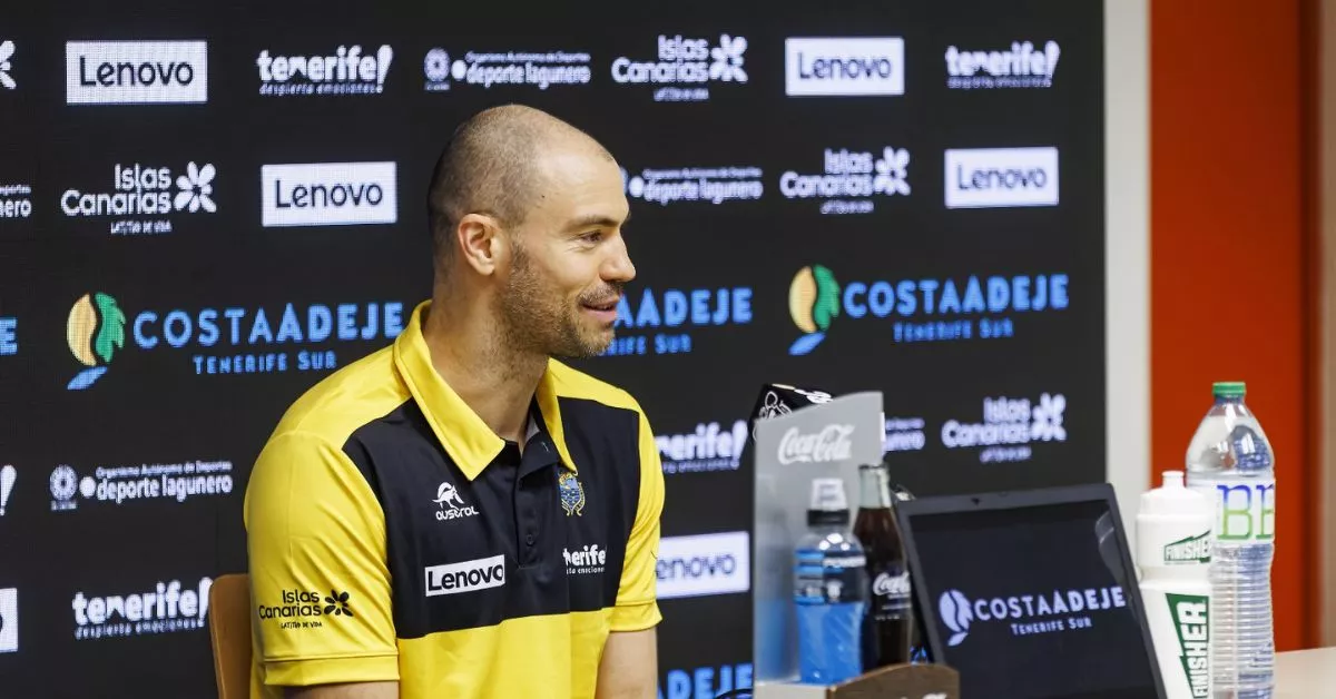 Oliver Stevic durante su presentación este miércoles como refuerzo del CB Canarias para disputar el playoff por el título./ CB CANARIAS.