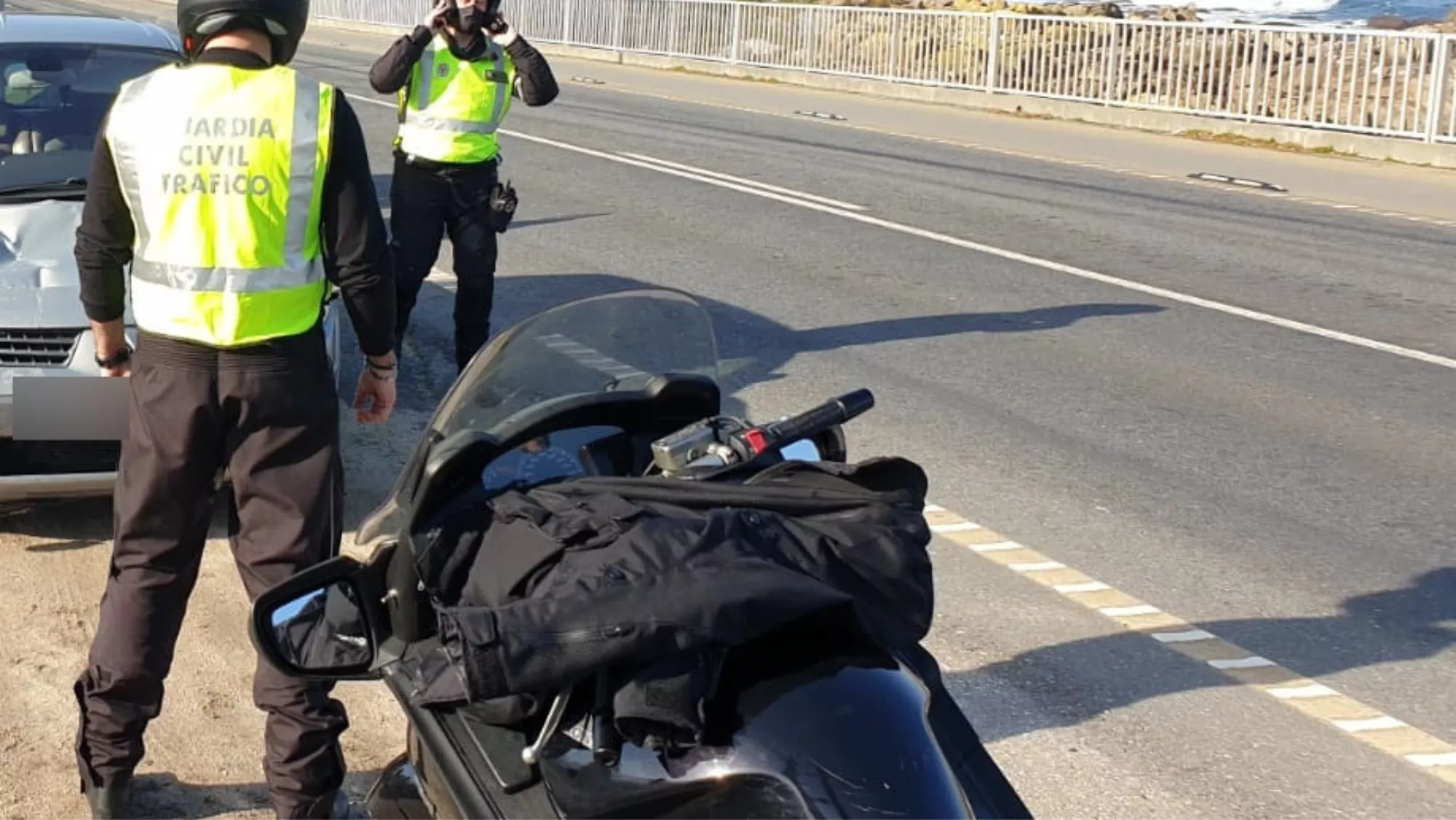 Una moto camuflada de la Guardia Civil, con dos agentes no uniformados./ GUARDIA CIVIL