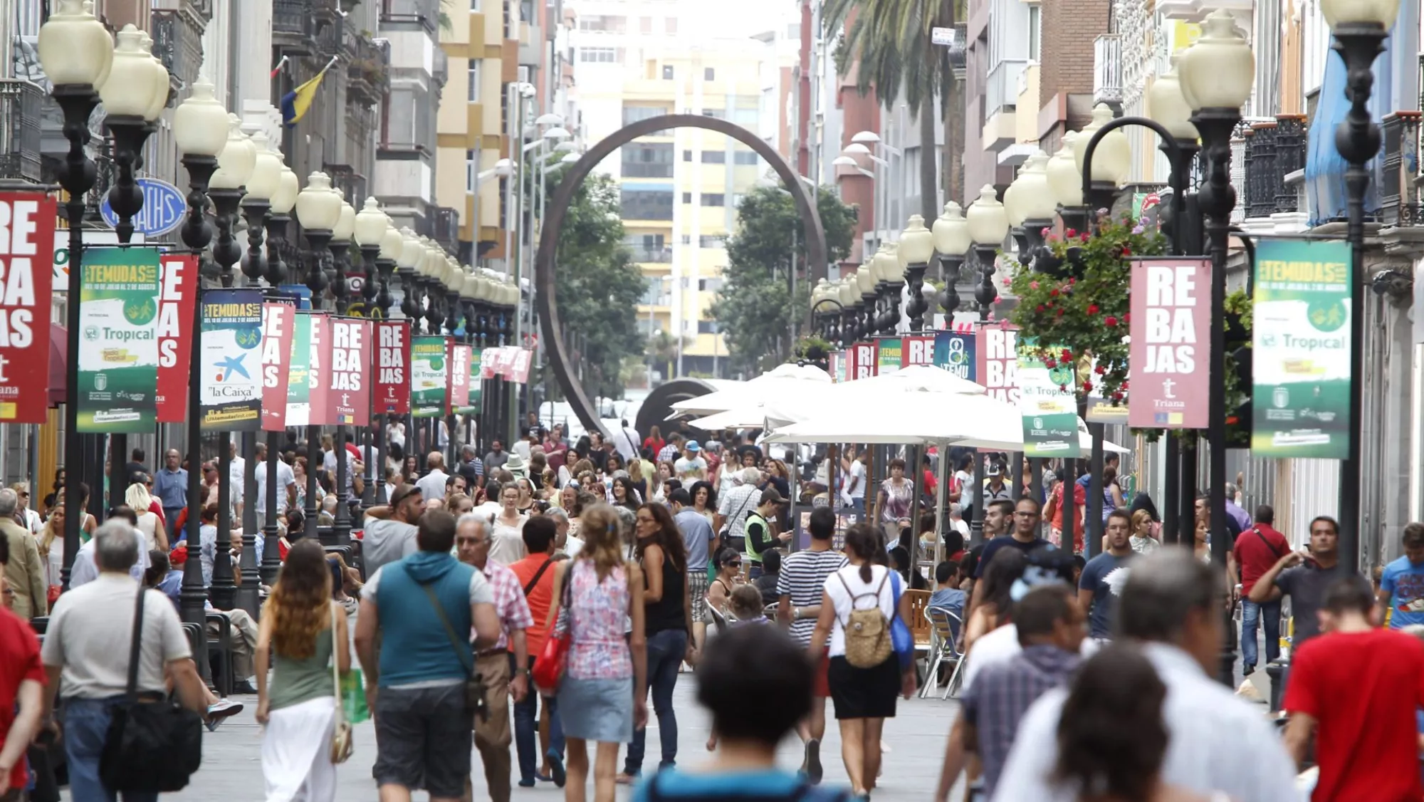 El poder adquisitivo de los canarios cae en cinco años seis veces más que la media del país. / EFE El poder adquisitivo de los canarios cae en cinco años seis veces más que la media del país. / EFE