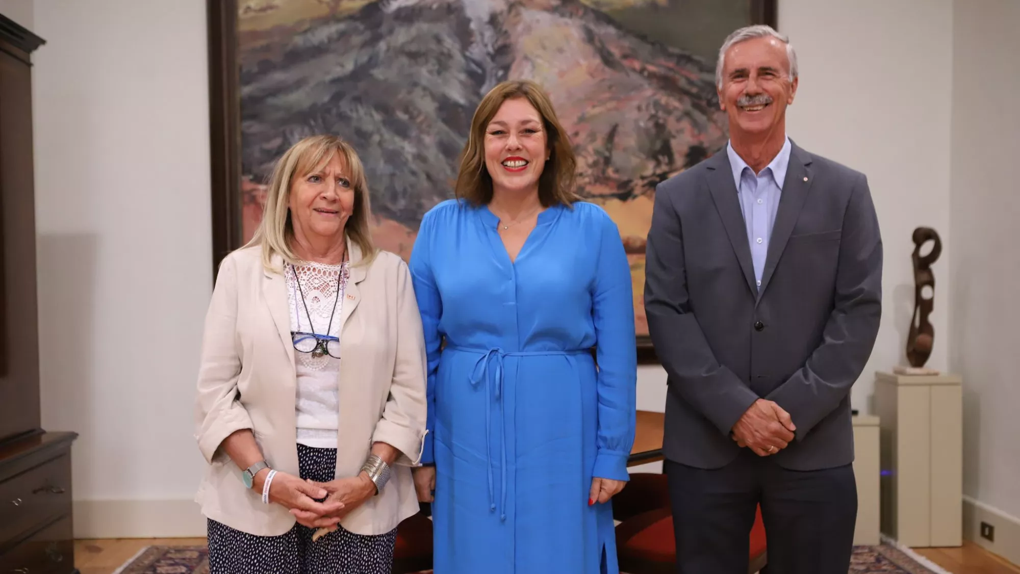 La presidenta del Parlamento de Canarias, Astrid Pérez (centro), con la presidenta de Cruz Roja en las islas, Mayte Pociello, y con su presidente provincial en Santa Cruz de Tenerife, Heliodoro González./ CEDIDA