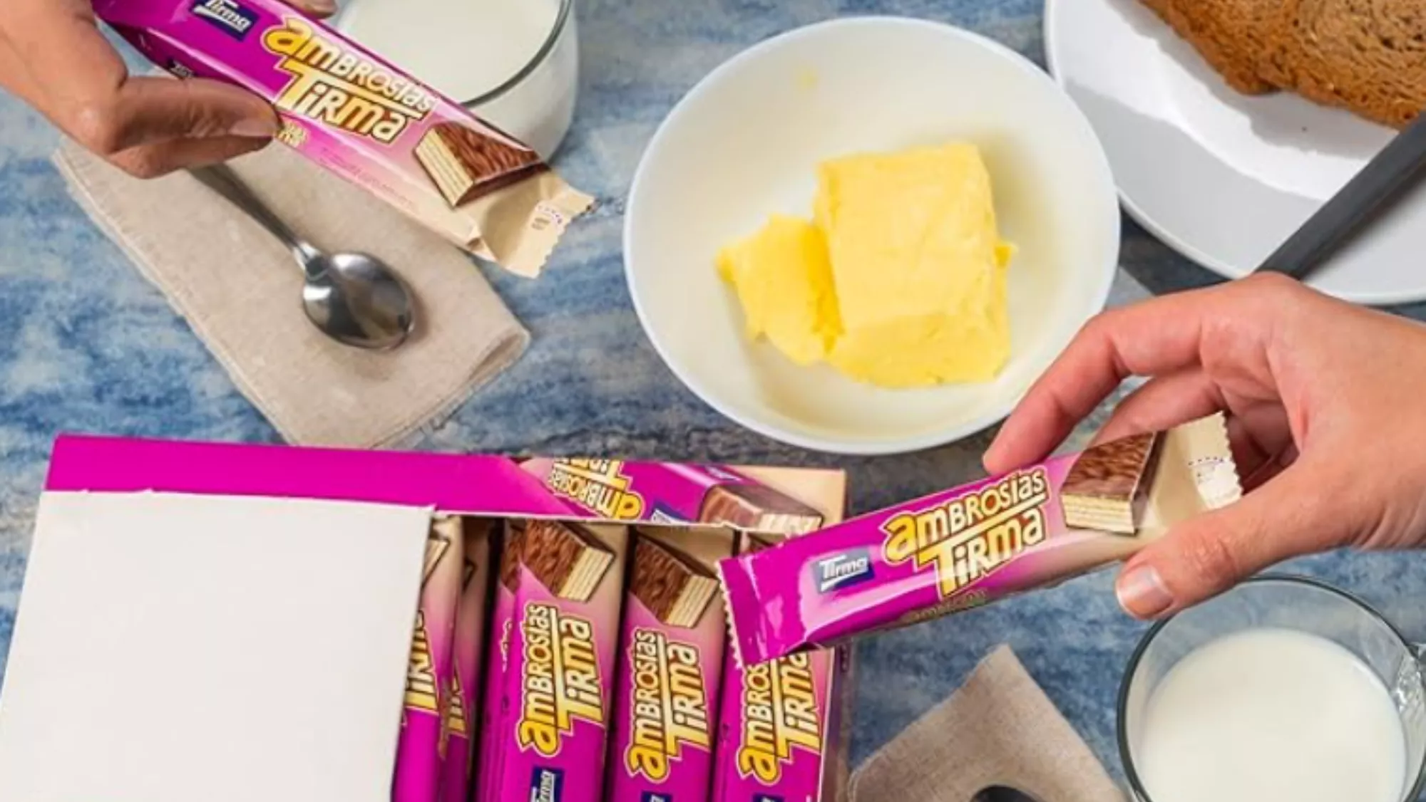 Imagen de personas comiendo chocolatinas Tirma / AMAZON