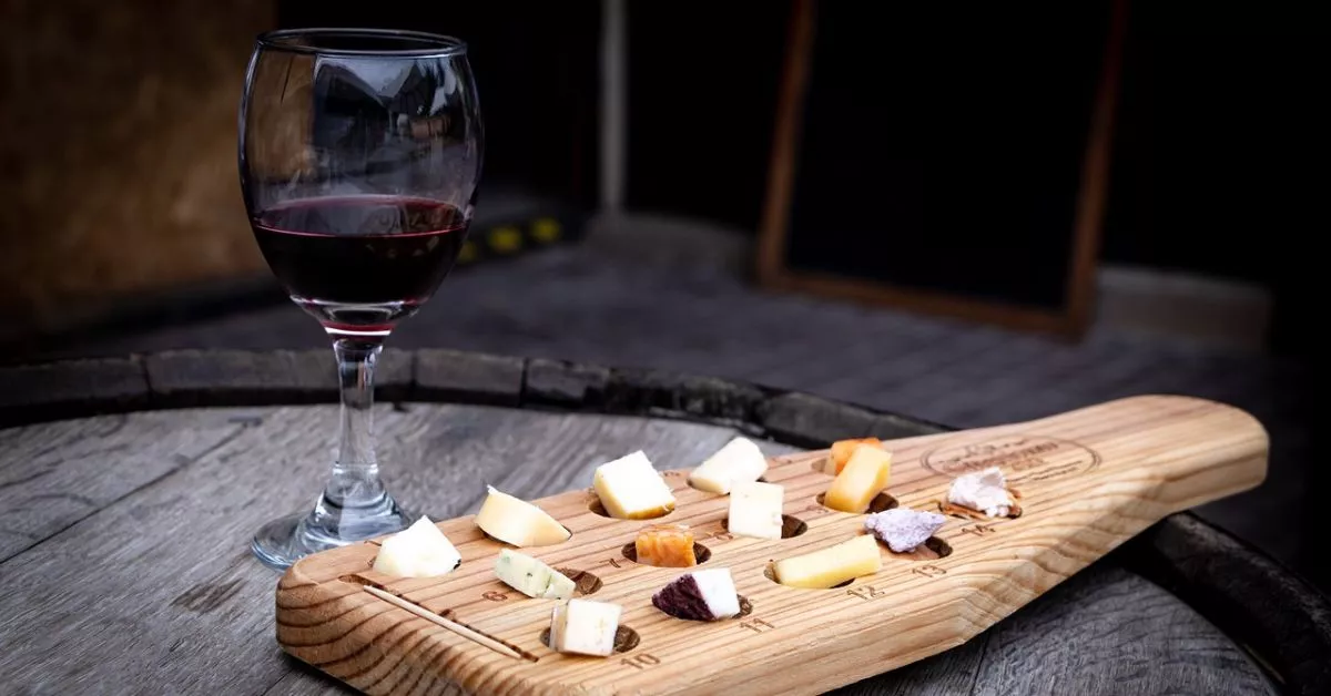 Mercadillo del Agricultor, el Vino y la Artesanía de La Matanza abre los fines de semana y ofrece una gran variedad de vinos y quesos canarios./ PIXABAY.