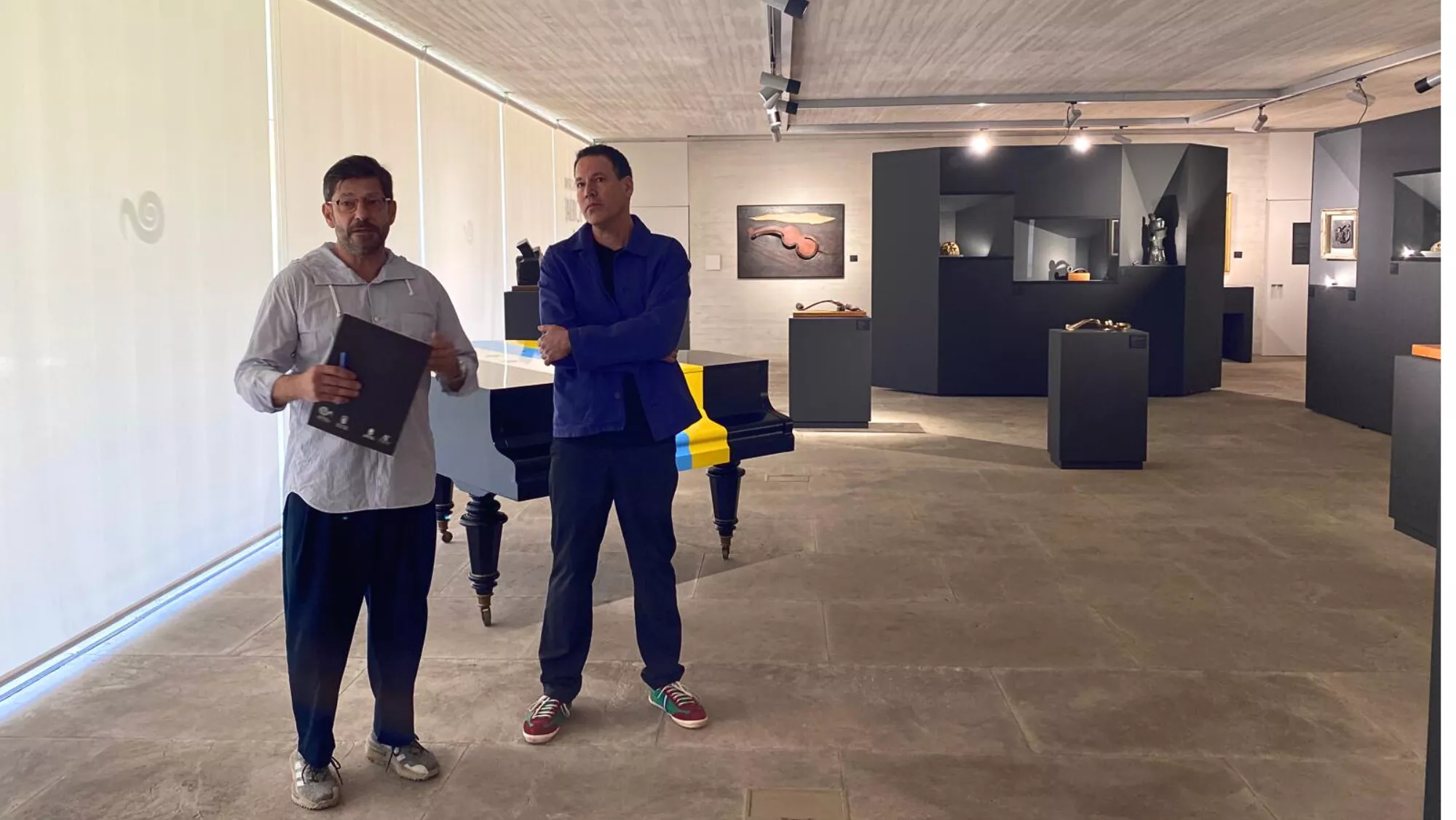 Jesús Castaño, director de la Fundación Martín Chirino, y David Cortés, escritor del nuevo monográfico del escultor canaria / ATLÁNTICO HOY