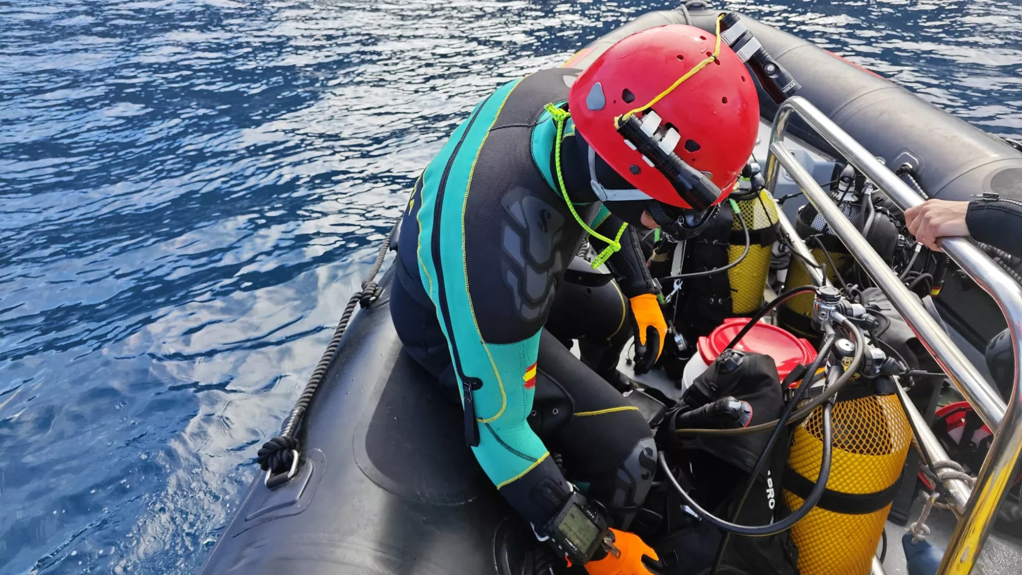 Un agente de la unidad GEAS de la Guardia Civil./ CEDIDA