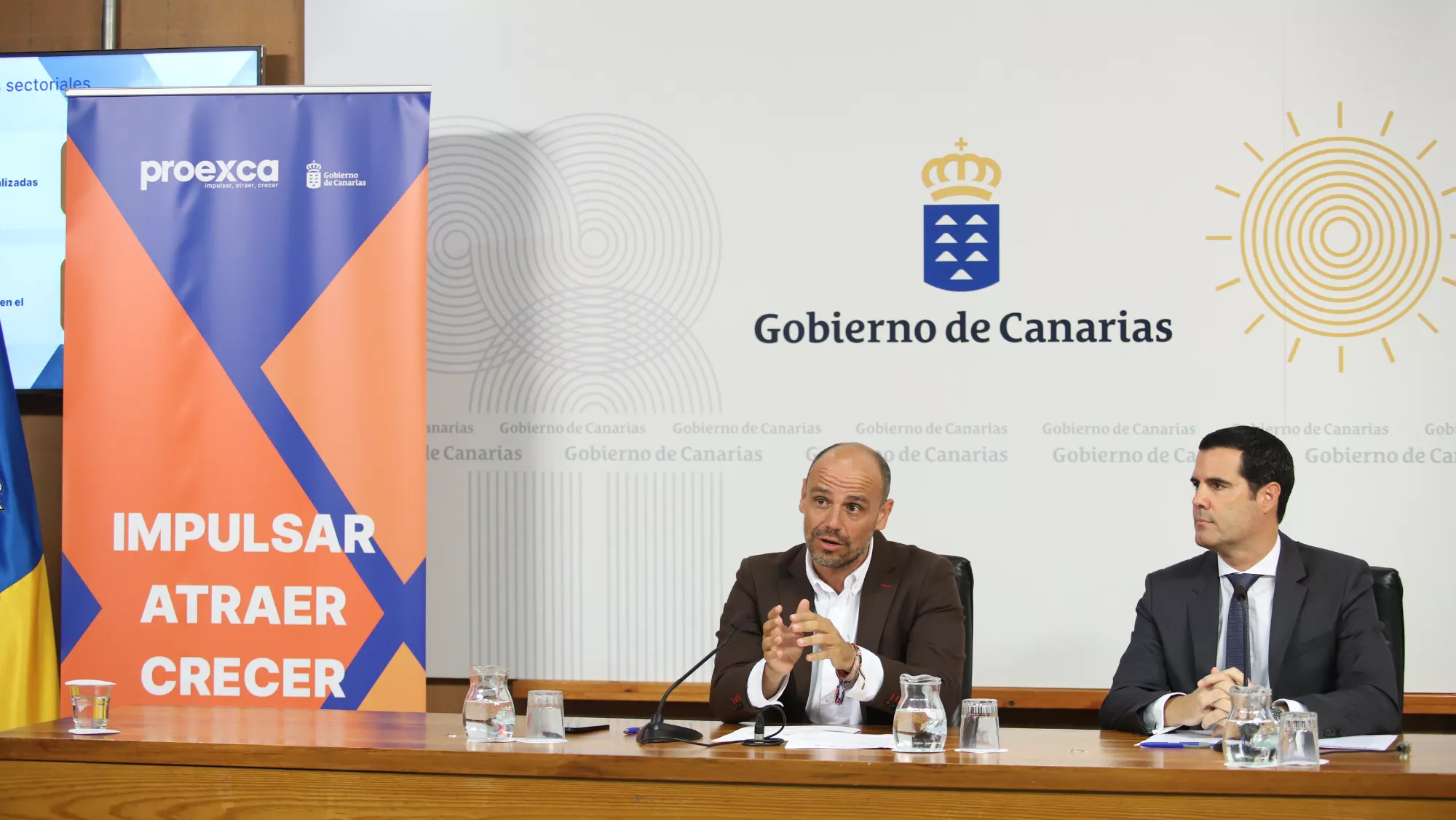 El viceconsejero de Presidencia del Gobierno de Canarias y presidente de Proexca, Alfonso Cabello (i), y el vicepresidente de Economía e Internacionalización y vicepresidente de Proexca, Gustavo González de Vega (d)./ CEDIDA