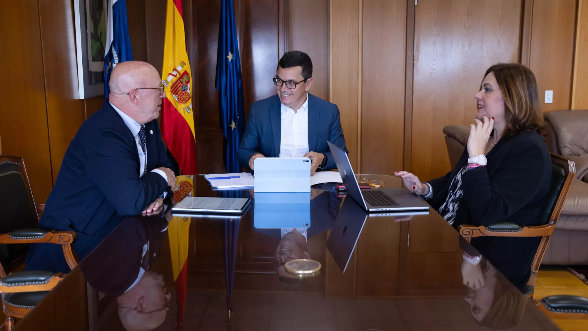 El consejero de Movilidad del Gobierno de Canarias, Pablo Rodríguez (centro), con la presidenta de la Autoridad Portuaria de Las Palmas, Beatriz Calzada, y el presidente de la Autoridad Portuaria de Santa Cruz de Tenerife, Pedro Suárez./ CEDIDA