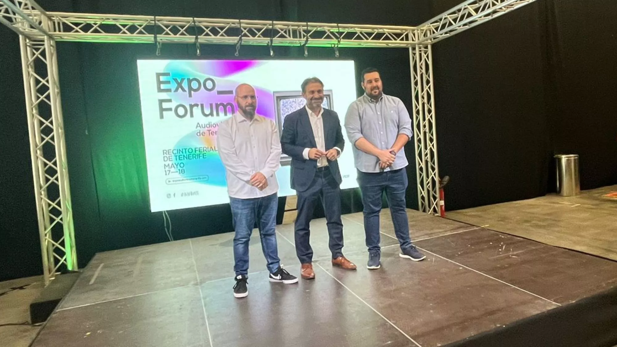 Los directores de Expo Fórum, René Martín Valido y Ayoze Dalay Padilla Betancort, flanquean al consejero insular de Industria, Manuel Fernández / AH / BELA CABRERA