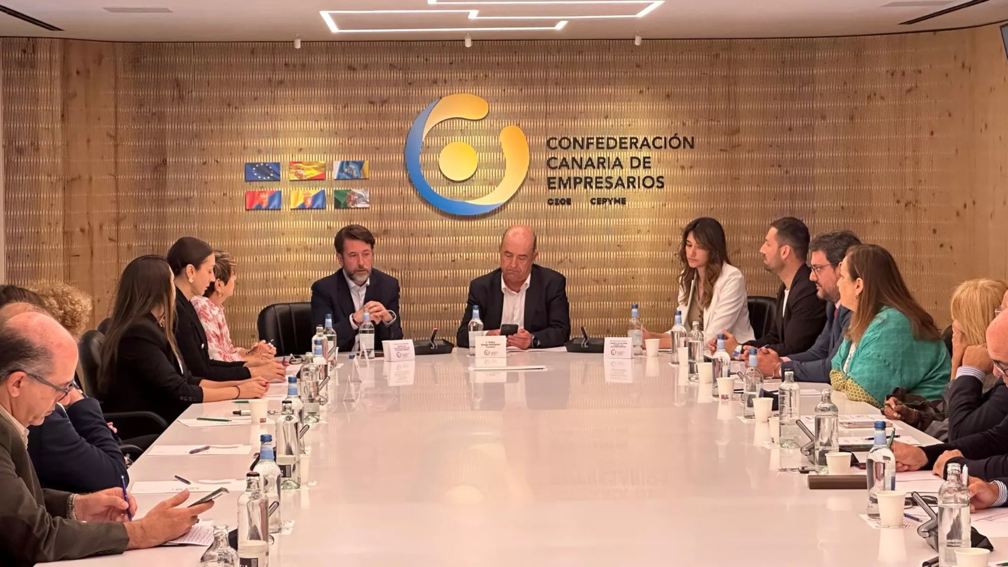 Diseño sin título 2024 05 Carlos Alonso (centro izquierda) reunido con la Confederación Canaria de Empresarios./ CEDIDA