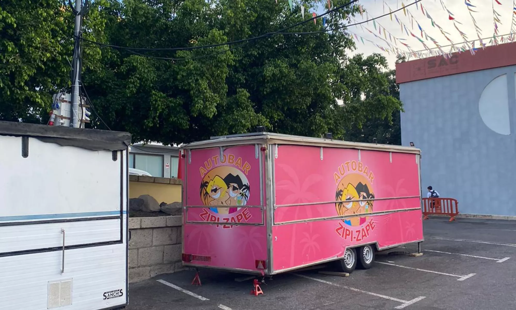 Imagen de un autobar en una fiesta de Tenerife. / CEDIDA