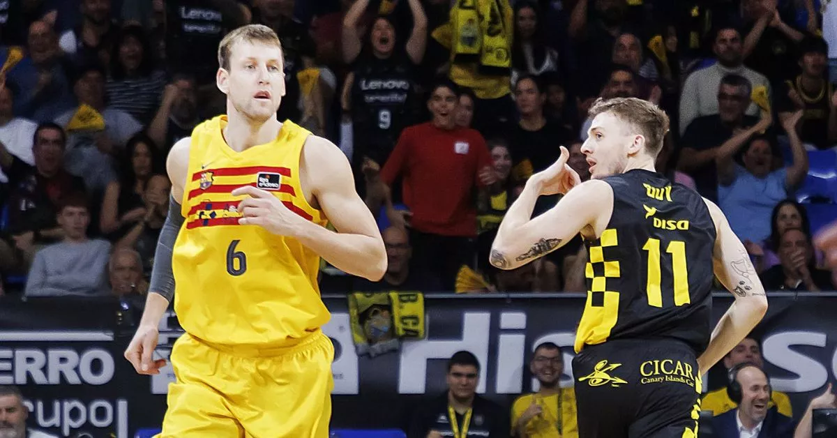 Kyle Guy celebra con el gesto de la llamada telefónica ante Vesely en uno de los duelos de esta campaña entre aurinegros y blaugrana./ CB CANARIAS.