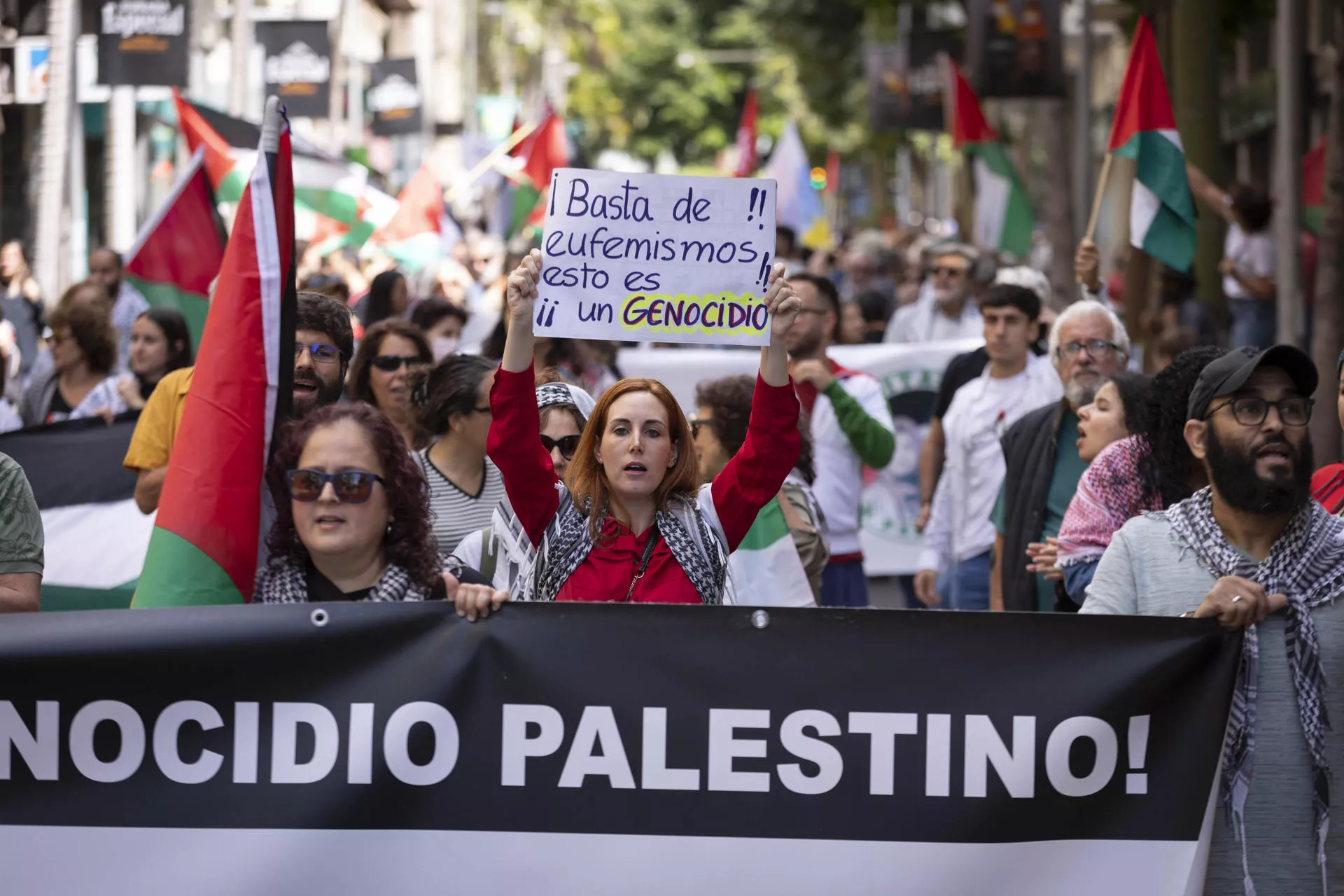 Manifestación este sábado en Santa Cruz de Tenerife a favor de Palestina y en contra de lo que consideran un genocidio por parte de Israel en la franja de Gaza. EFE/ Miguel Barreto