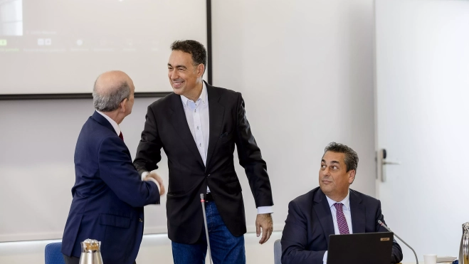 José Antonio Newport saluda a Ángel Tristán tras tomar posesión de su cargo como miembro del Consejo Social de la ULPGC. / AH