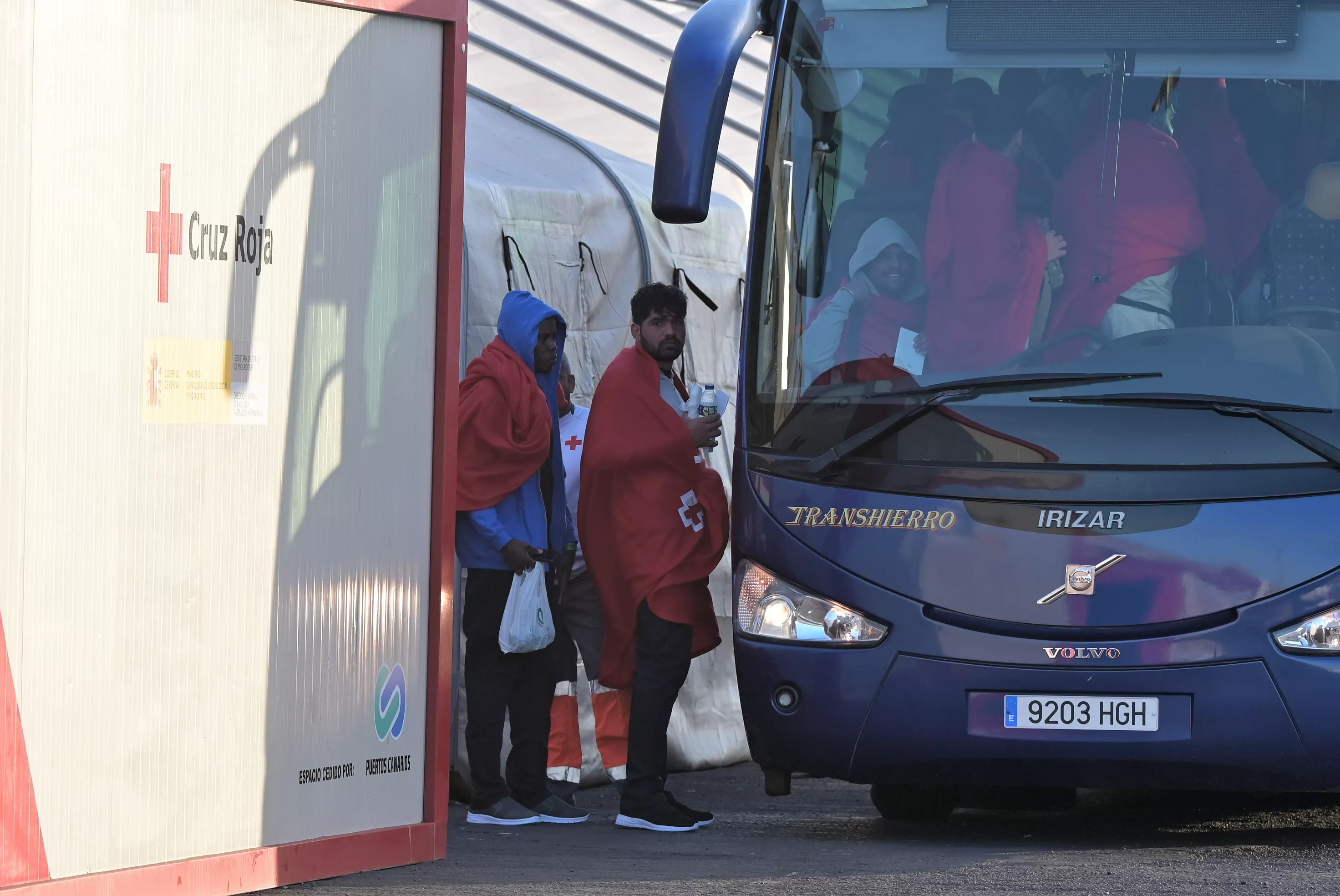 Los migrantes llegados a EL Hierro, siete de Pakistán, se suben a una guagua de la Cruz Roja / EFE