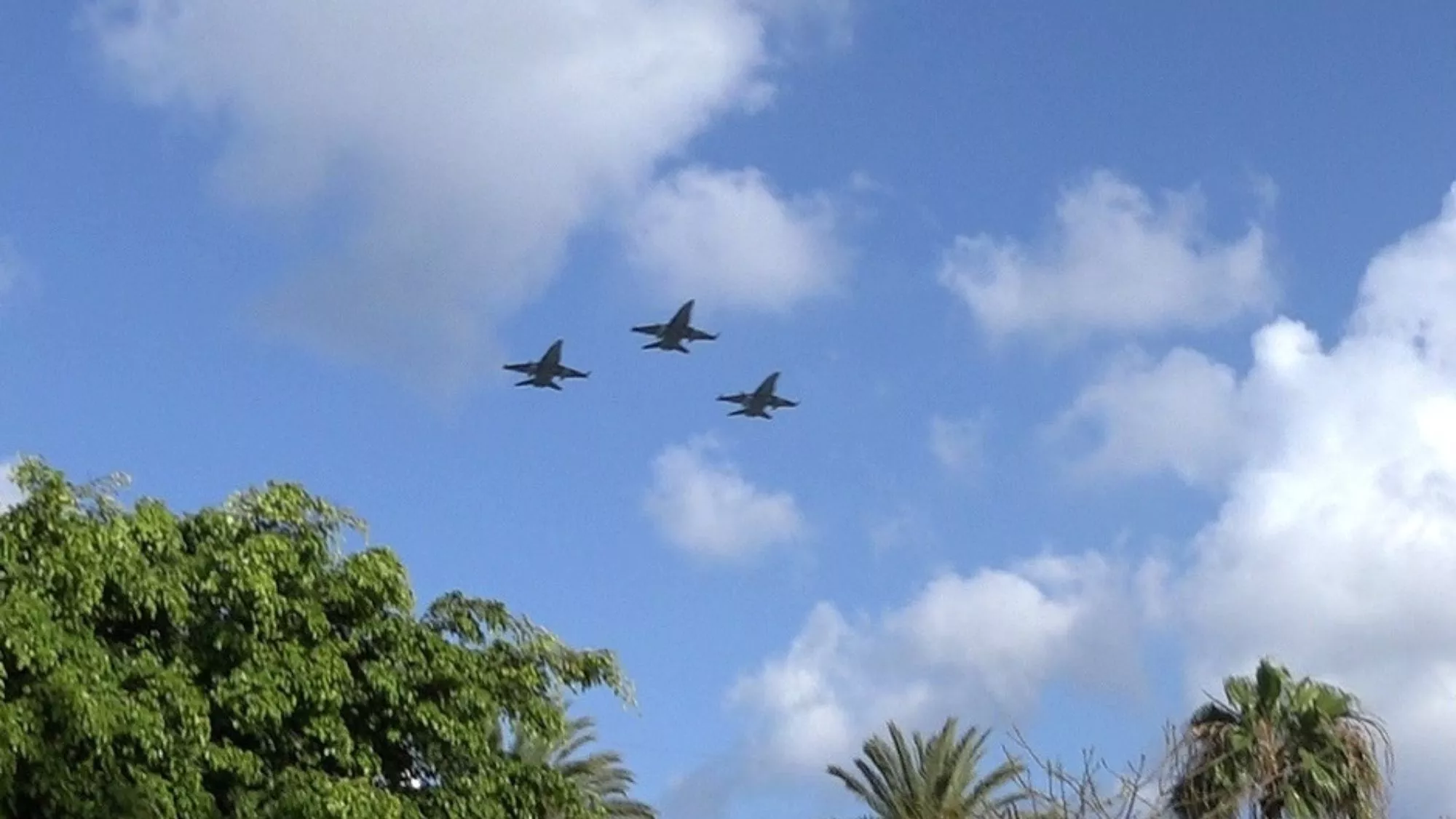 Tres aviones F-18 sobrevuelan Santa Cruz de Tenerife / CEDIDA
