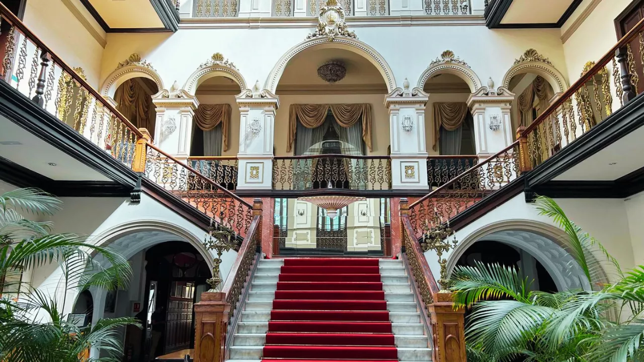 Imagen del palacio que parece de Los Bridgerton, el Gabinete Literario de Las Palmas de Gran Canaria / LUNA MOYA - AH
