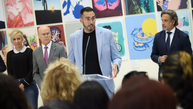 Lucas Morales, director de la exposición y miembro de la Fundación Cinema + Comic, durante la presentación / PARLAMENTO DE CANARIAS