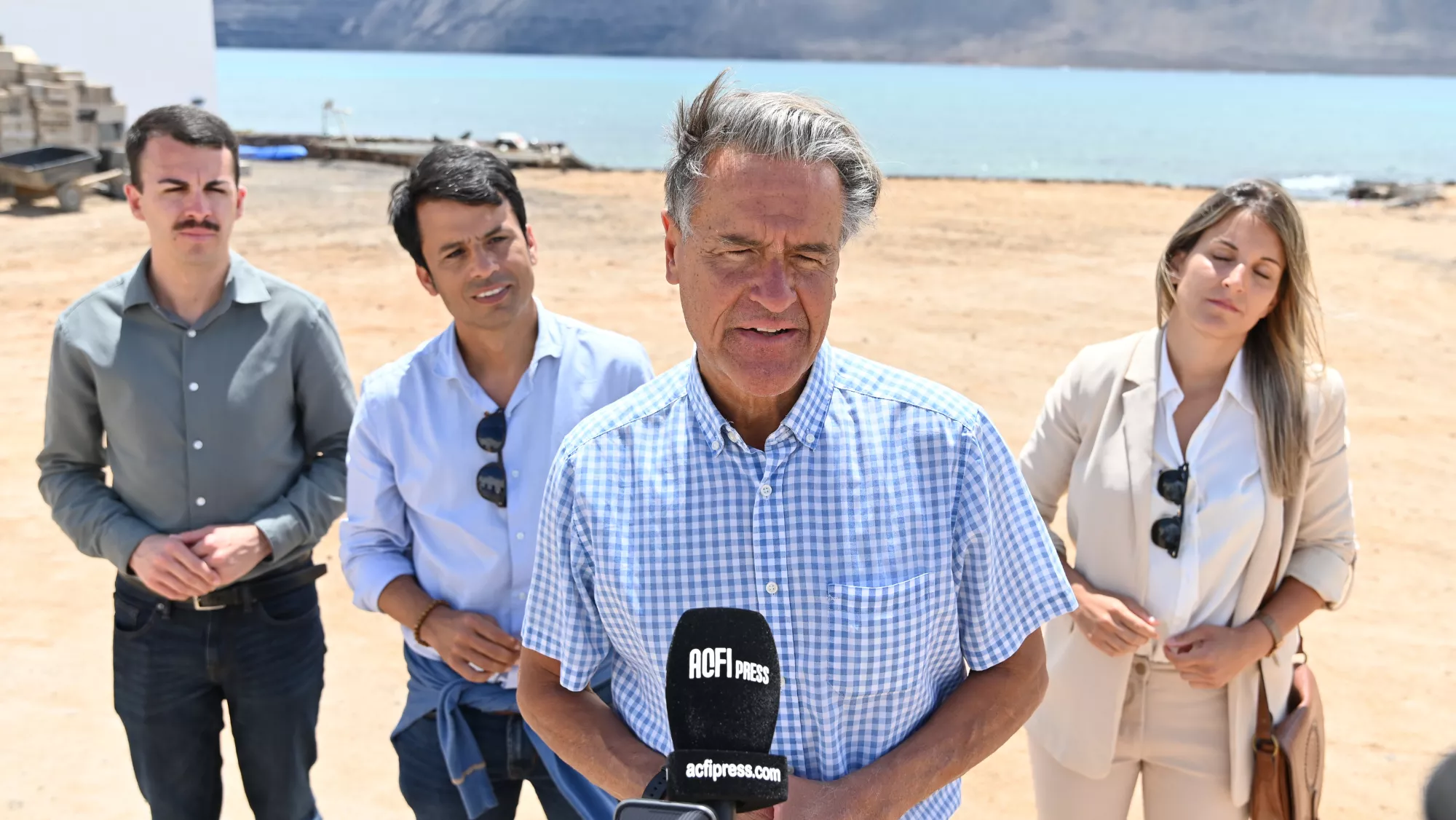 El eurodiputado López Aguilar dando declaraciones durante su visita a La Graciosa / PSOE