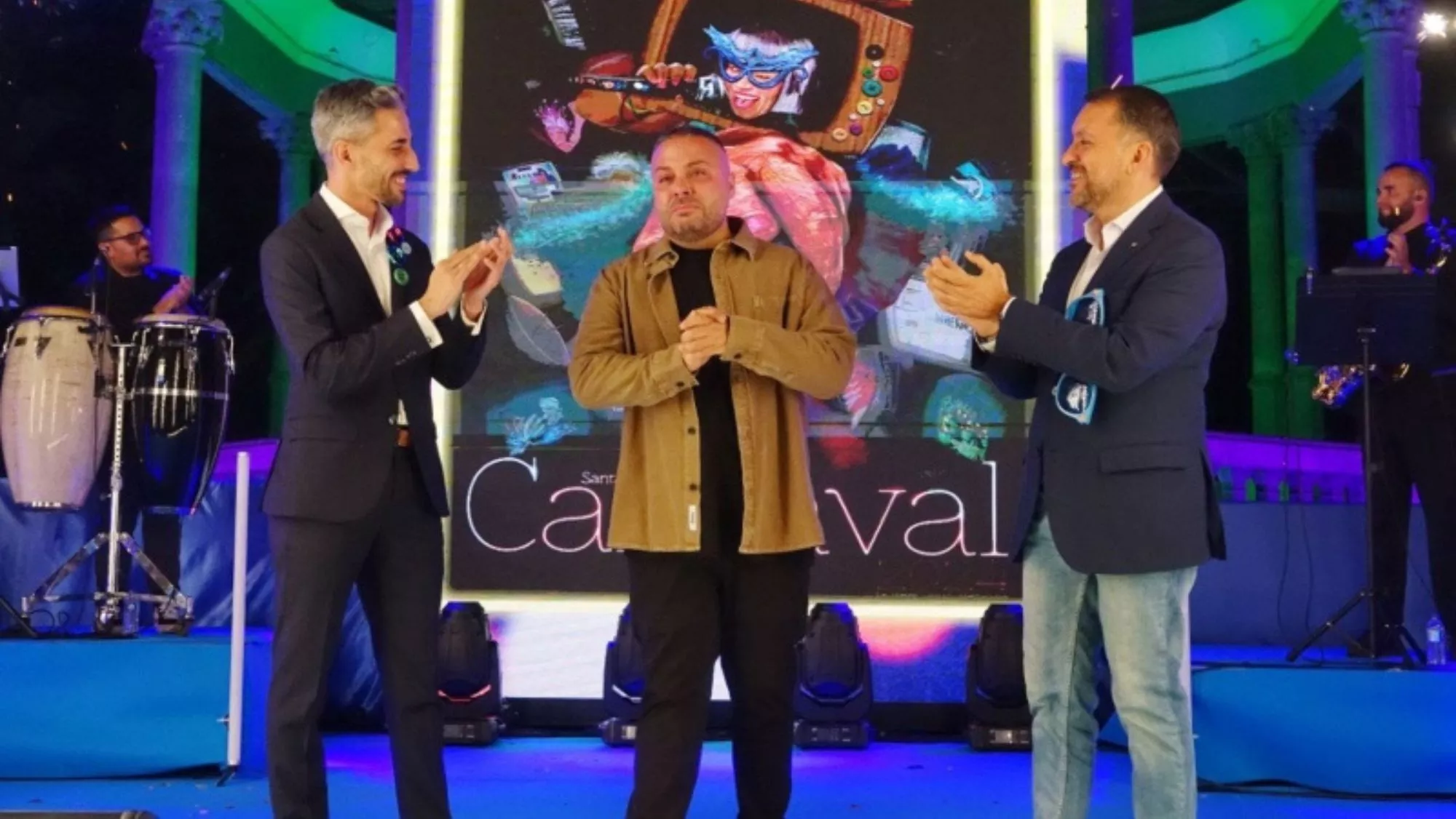 Arón Morales junto al alcalde de Santa Cruz, José Manuel Bermúdez, y el concejal de Fiestas, Javier Caraballero / ARCHIVO