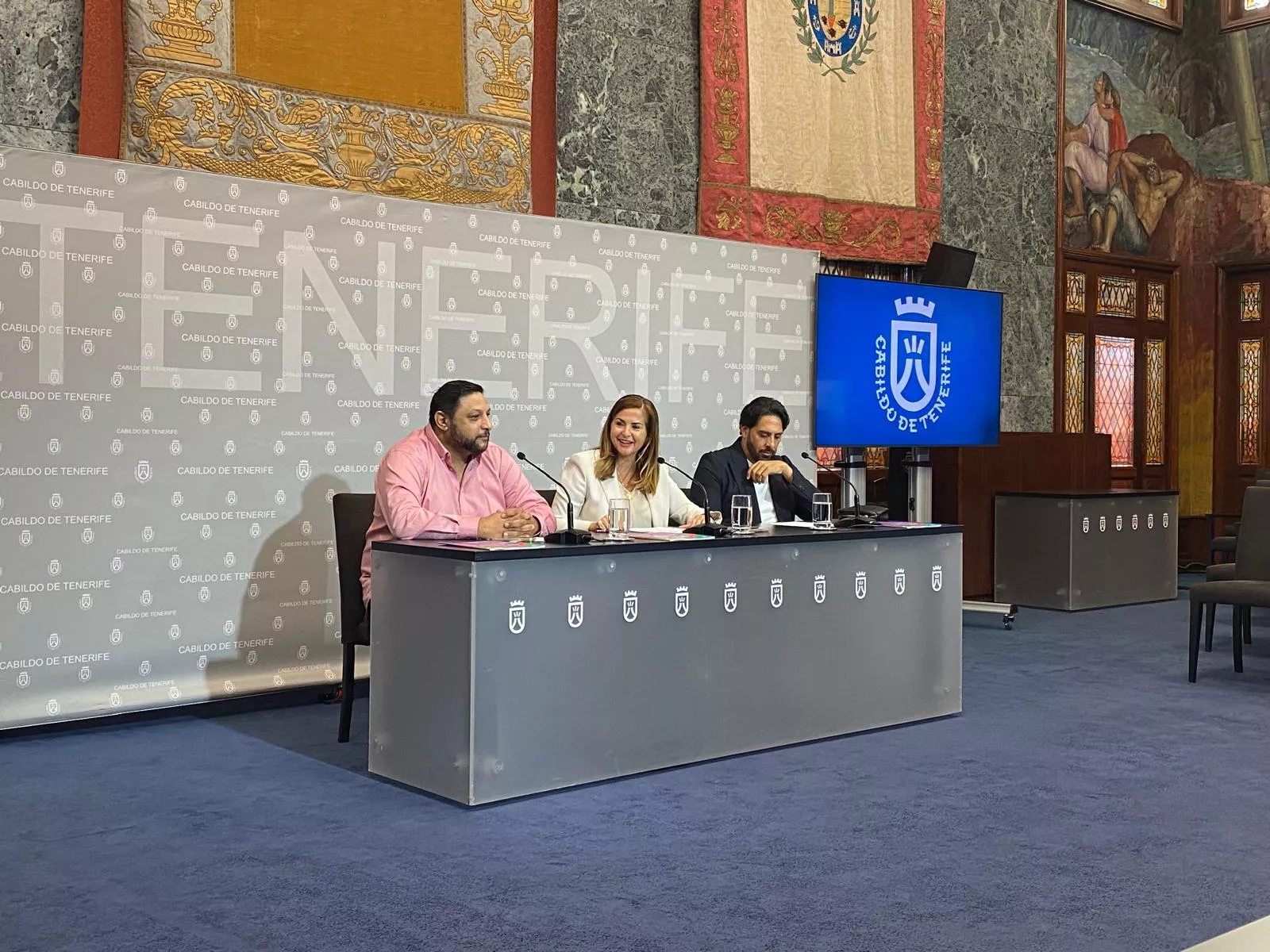 José Carmona Carmona, Águeda Fumero y José Carmona Santiago en la presentación de la guía. / ATLÁNTICO HOY - ALBA MARICHAL