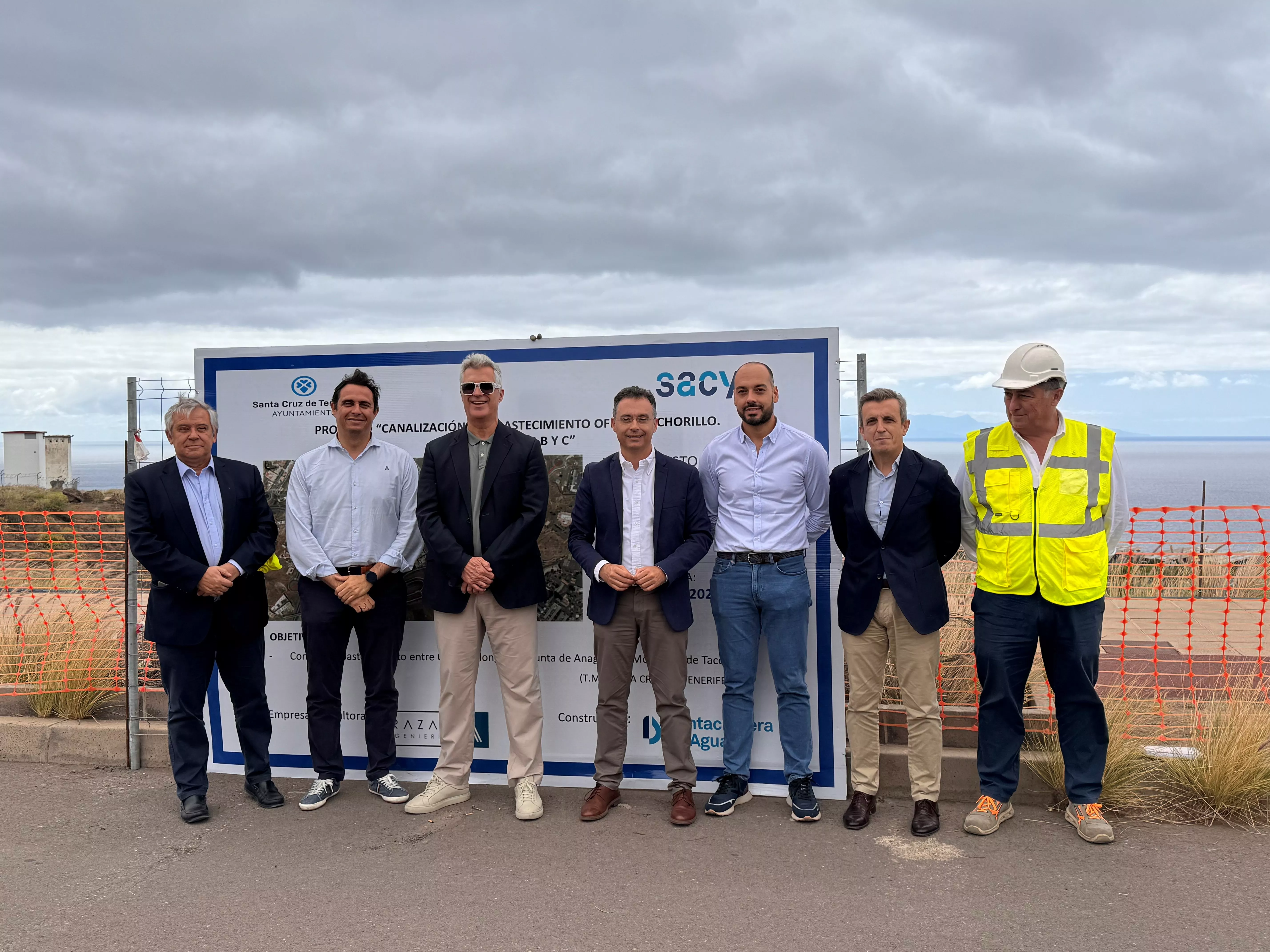Autoridades en el punto de la obra para canalizar el agua al Distrito Suroeste / CEDIDA