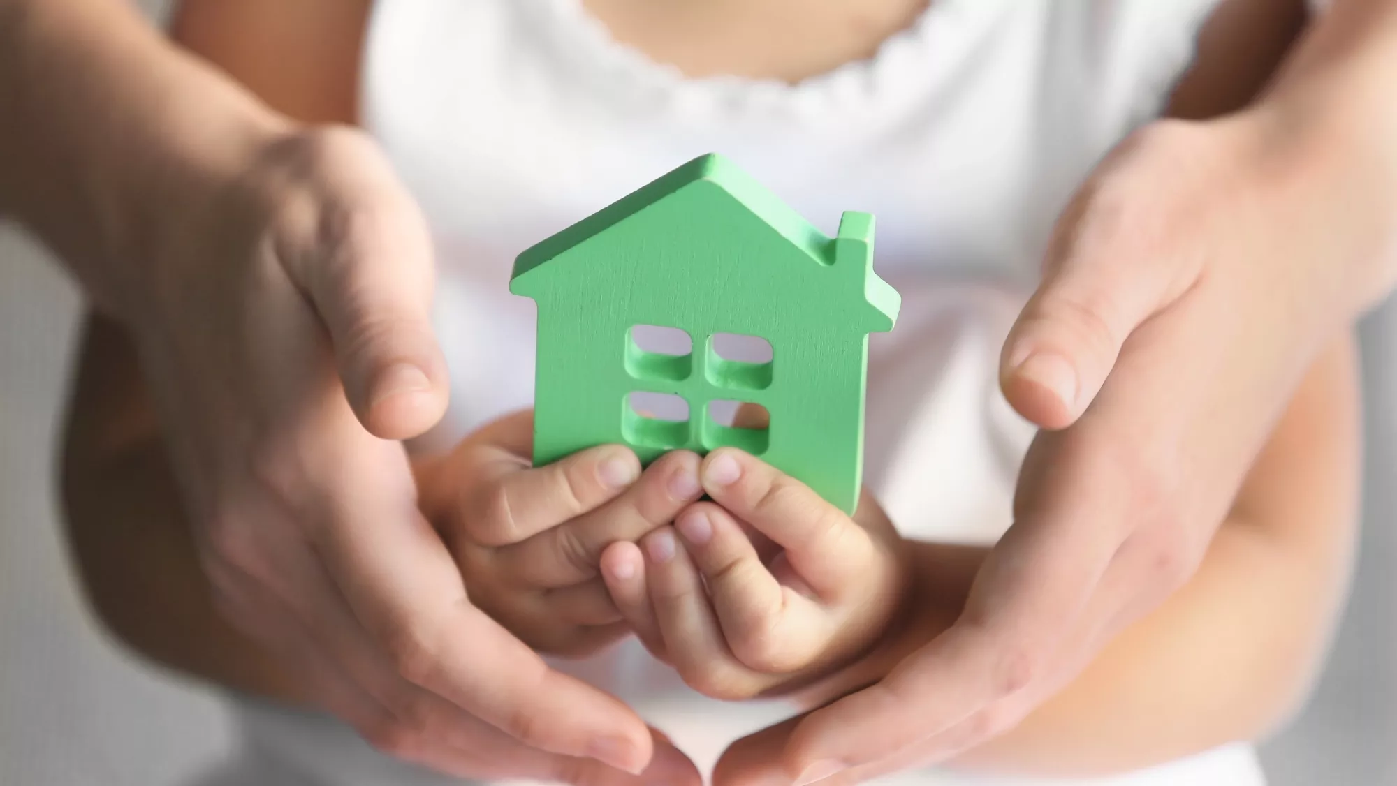 Imagen de unos padres con su hijo / CANVA