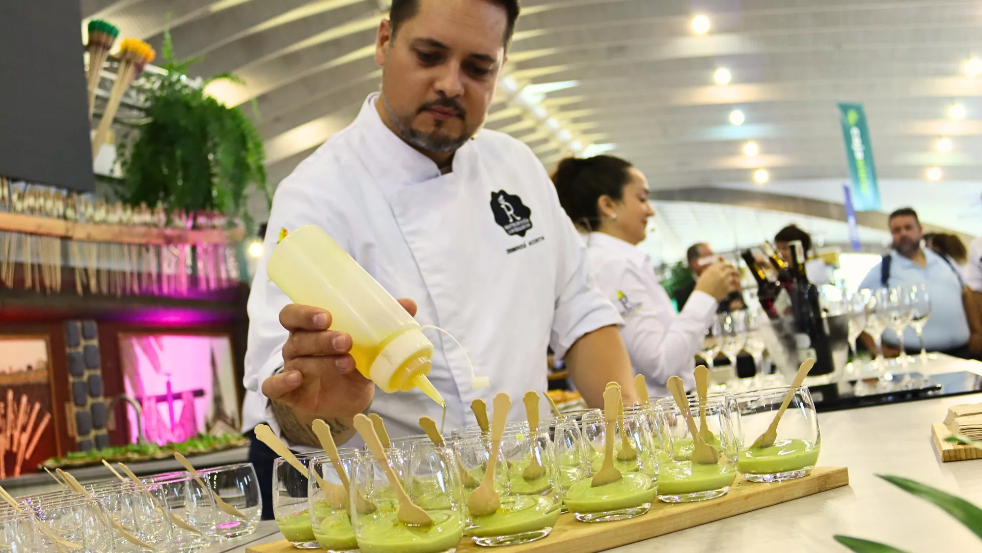 Un chef de la  Escuela de Hostelería Adalid de Los Realejos en Gastrocanarias.  ATLÁNTICO HOY