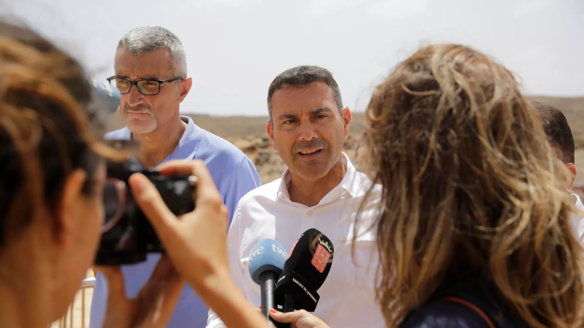 El presidente del Cabildo de Lanzarote, Oswaldo Betancort, y el consejero insular de Bienestar Social, Marci Acuña / CABILDO DE LANZAROTE