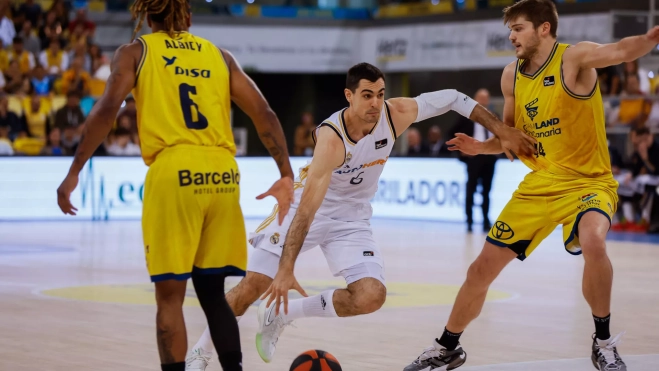 Alberto Abalde intenta superar a Ben Lammers en el último partido de la temporada del Dreamland Gran Canaria ante el Real Madrid. / IVÁN LEÓN SANTIAGO-EFE