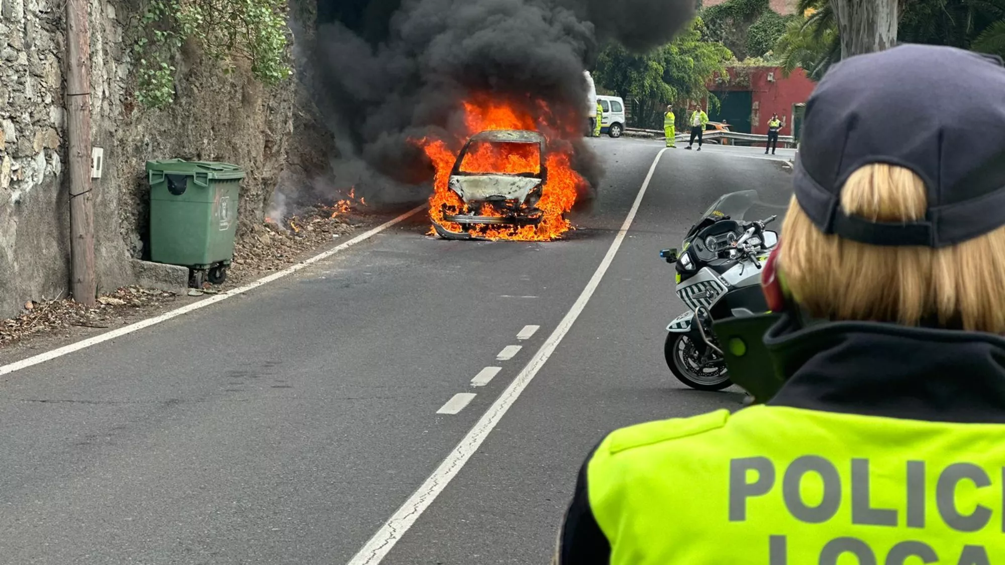 Accidente entre dos vehículos en Santa Brígida acaba con un coche calcinado / AH