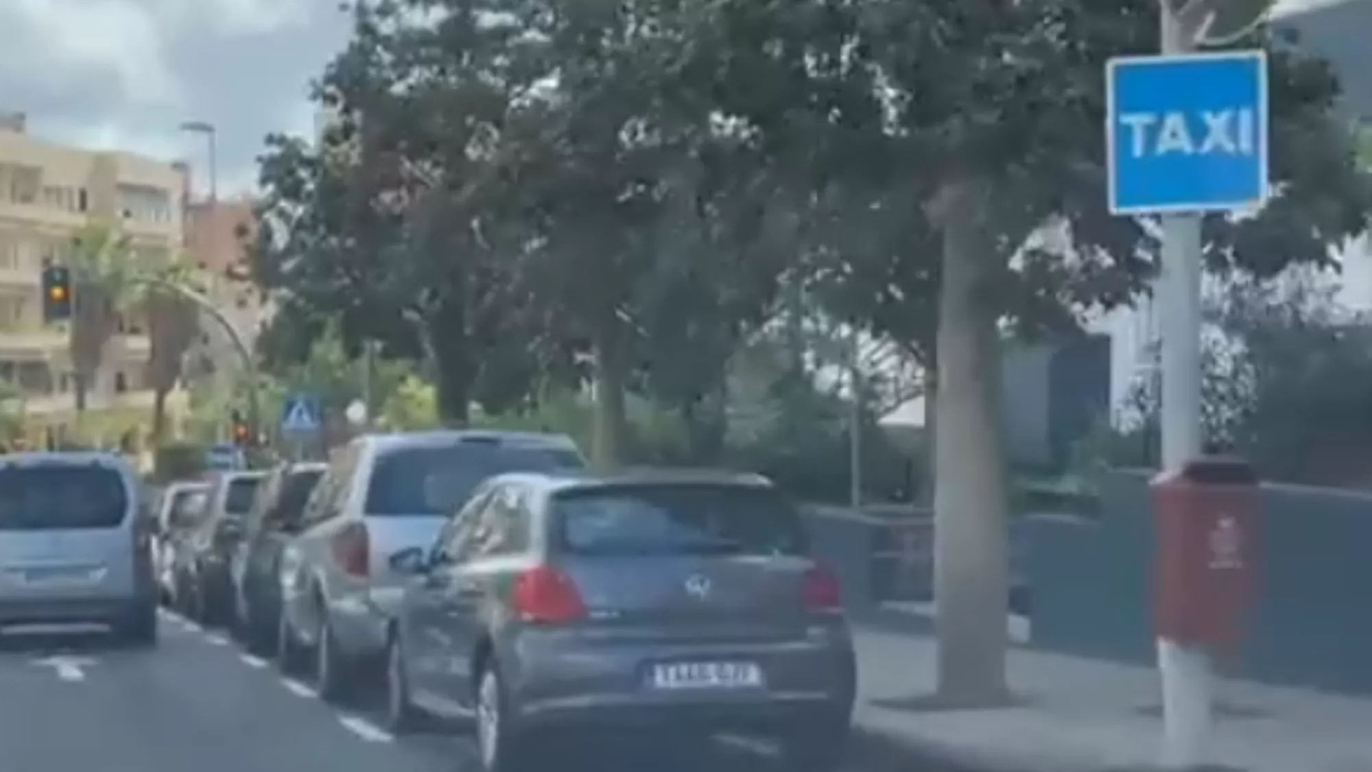 Coches aparcados en la parada de taxis del centro de salud de Tomé Cano./ ÉLITE TAXI Coches aparcados en la parada de taxis del centro de salud de Tomé Cano./ ÉLITE TAXI
