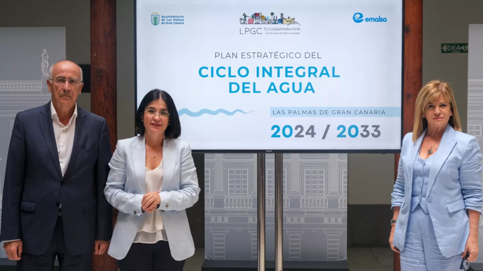 El Ayuntamiento de Las Palmas pone el contador a cero con Emalsa . En la imagen, Francisco Hernández Spínola, concejal de Hacienda, Carolina Darias, alcaldesa; e Inmaculada Medina, edil de Aguas. / AH