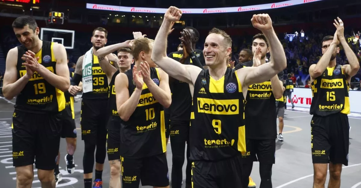 Marcelinho Huertas celebra el pase del Lenovo Tenerife a la final de la Basketball Champions League./ CB CANARIAS.