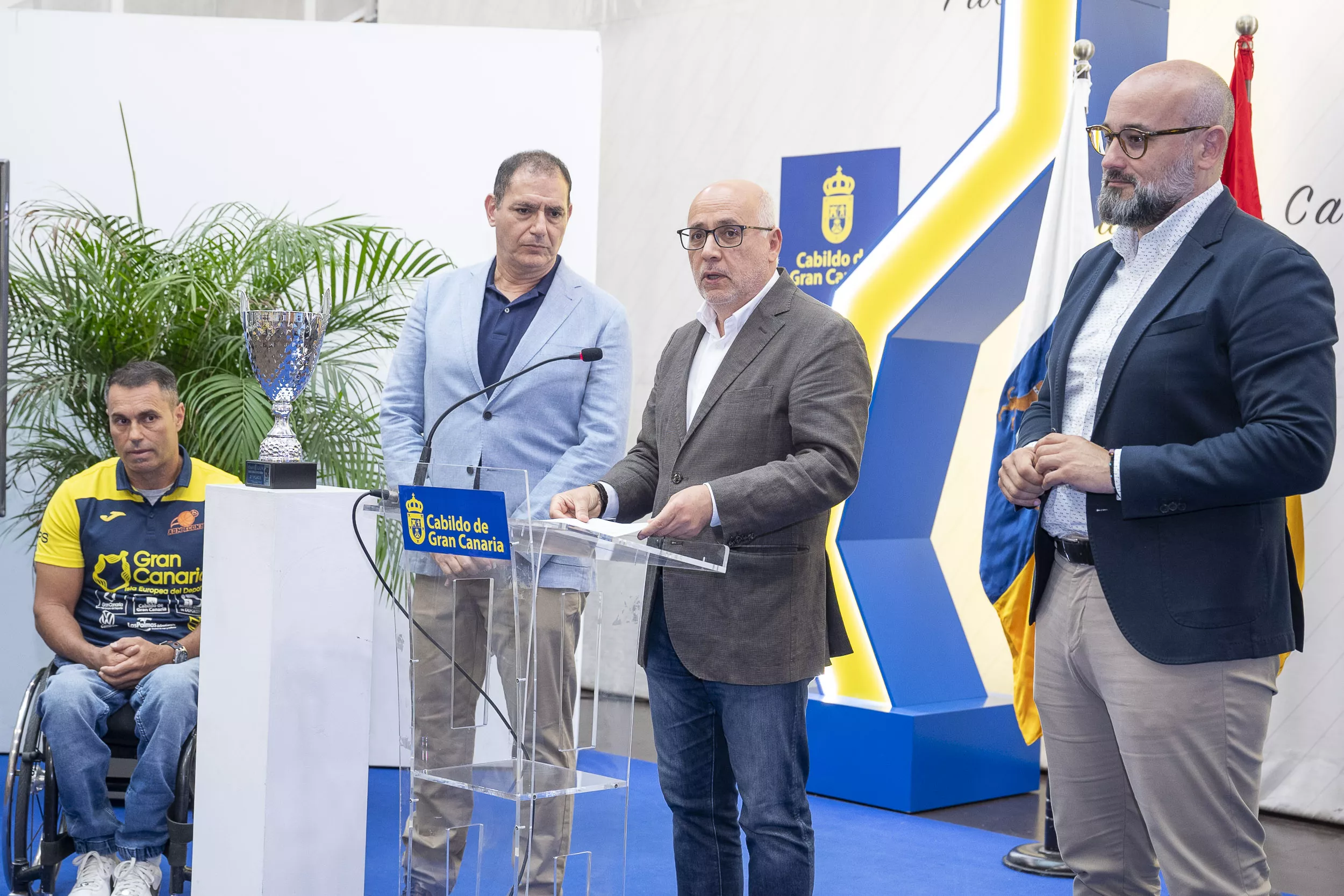 En la imagen, a la derecha, Antonio Morales (presidente del Cabildo) y Aridany Romero (consejero de Deportes) intervienen durante la recepción al Econy, bronce en la Eurocup de baloncesto en silla de ruedas. Junto a ellos aparecen David Hernández (i) y / AH