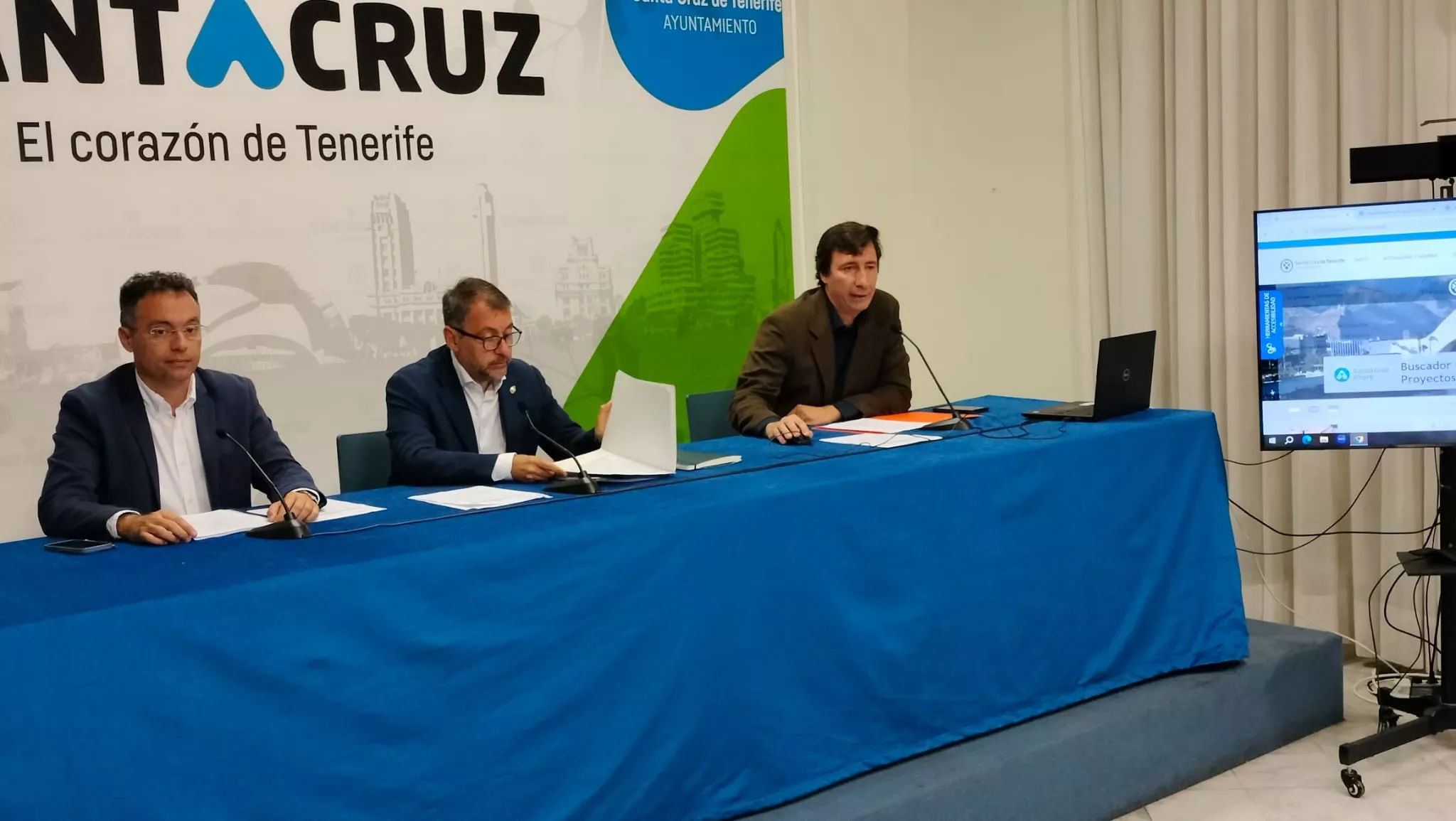 El concejal de Planificación Estratégica, Carlos Tarife, el alcalde de Santa Cruz, José Manuel Bermúdez, y el director general técnico de Gestión de Proyectos Tecnológicos, Pablo Martín, / CEDIDA