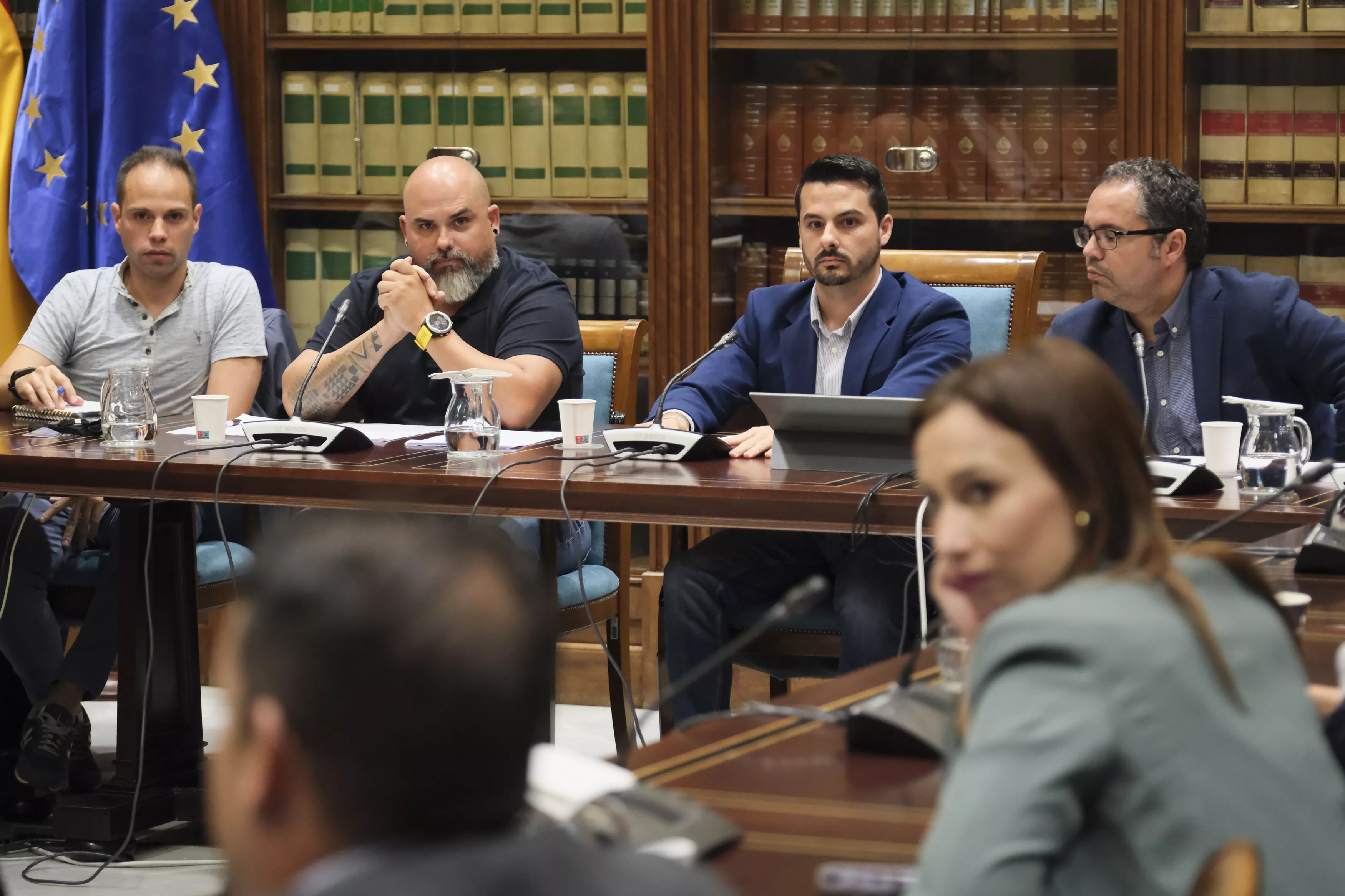 El secretario general Sites, José Iván Amador, en el Parlamento de Canarias donde ha denunciado la situación que enfrentan los técnicos de ambulancia. / ALBERTO VALDÉS-EFE