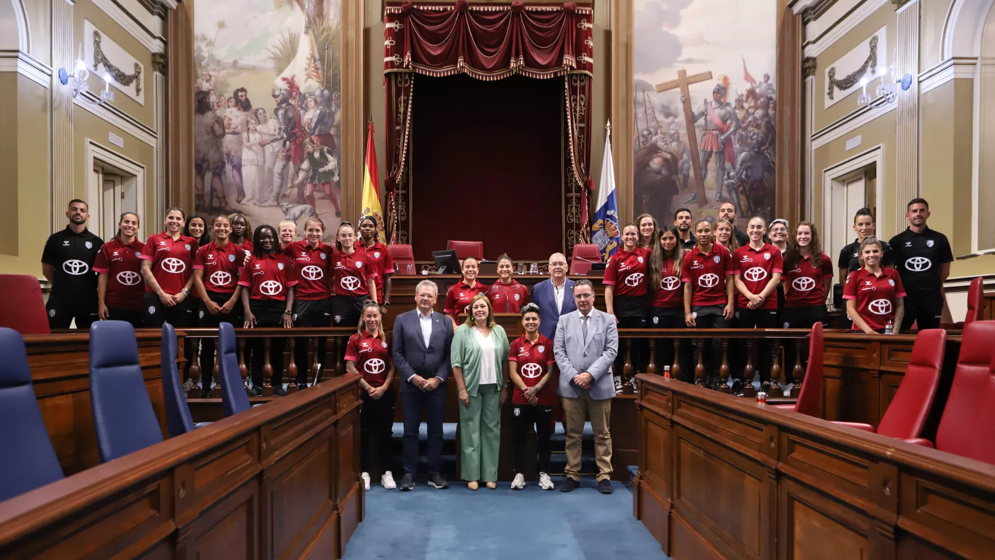 Las jugadoras del Costa Adeje Tenerife Egatesa visitan por primera vez el Parlamento/ PARLAMENTO DE CANARIAS
