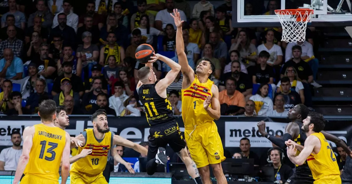 El Canarias perdió por 92-97 en casa ante el Barça y se despide en cuartos de final de la lucha por el título liguero./ EFE.