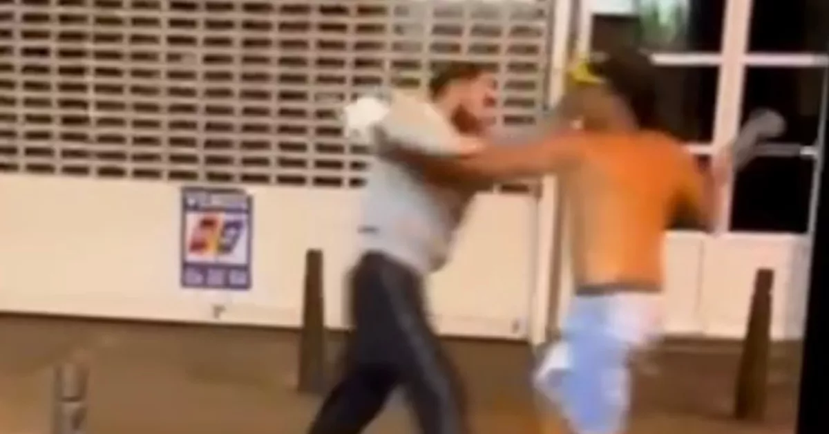 Otra noche de violencia en Puerto-Canteras: una reyerta multitudinaria y una pelea con katana. En la imagen, fotograma de una pelea en la zona Puerto-Canteras donde uno de los implicados lanza una puñalada. / AH