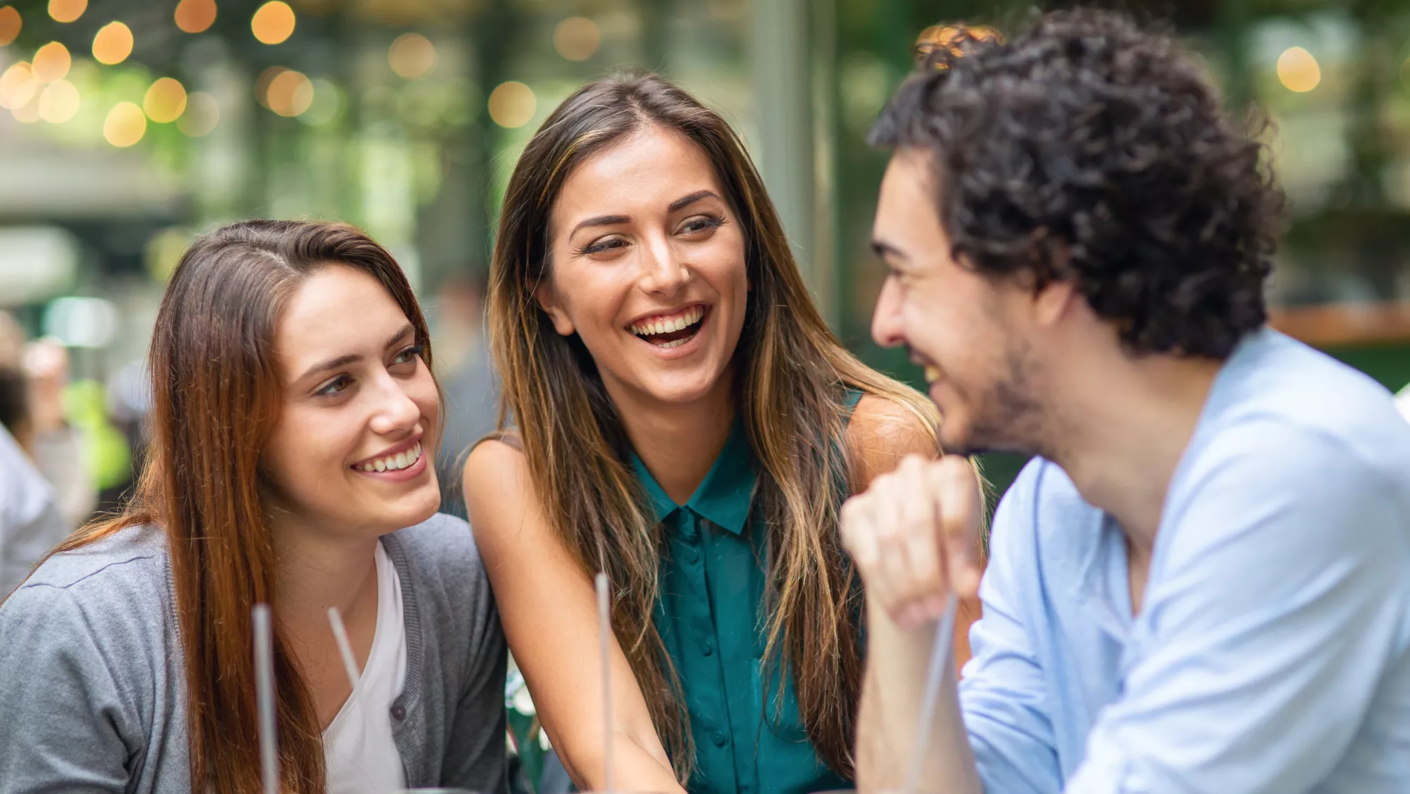 Imagen de una persona intentando ligar con dos chicas / AH