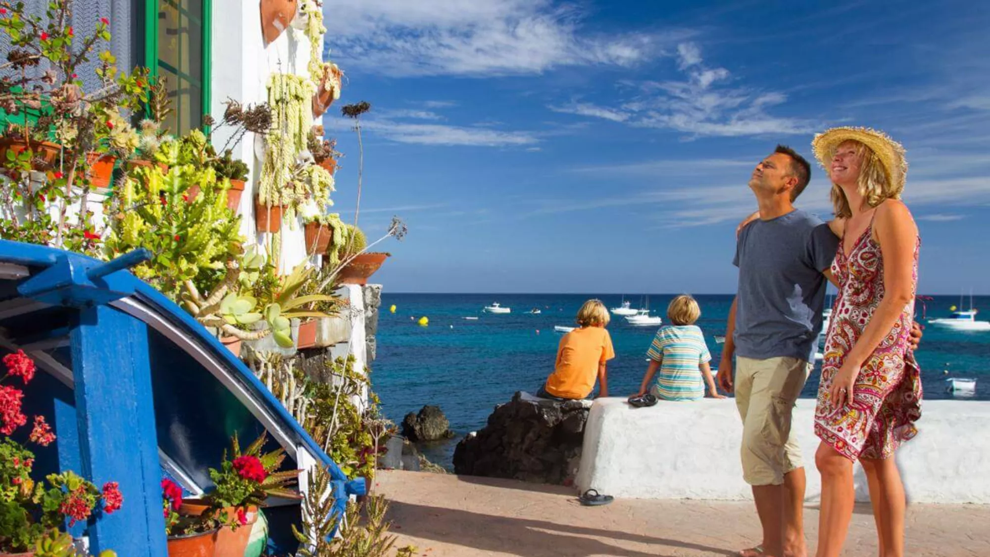 Imagen de una pareja que visita el pueblo perfecto para jubilarse / HIC