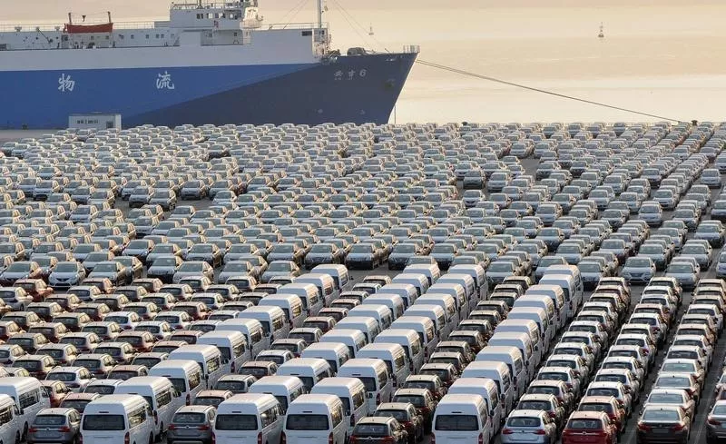Imagen de un puerto chino repleto de coches para su importación. / EFE