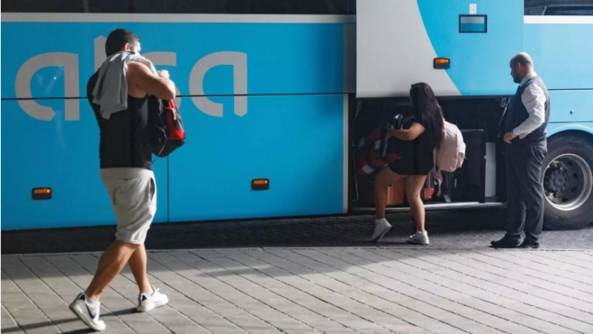 Varios viajeros suben a un autobús de Alsa / EDUARDO PARRA - EP