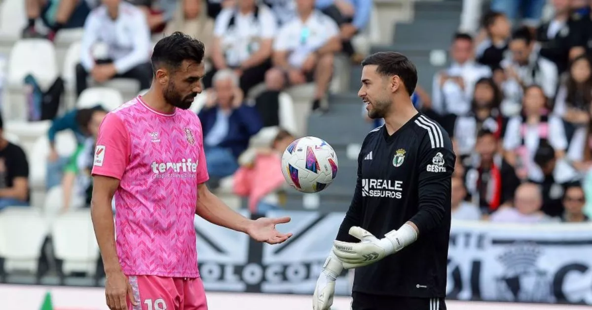 Caro paró el primer penalti que lanzó Gallego pero en la repetición el delantero abrió el marcador en el empate 1-1 ante el Burgos en El Plantío./ LALIGA.