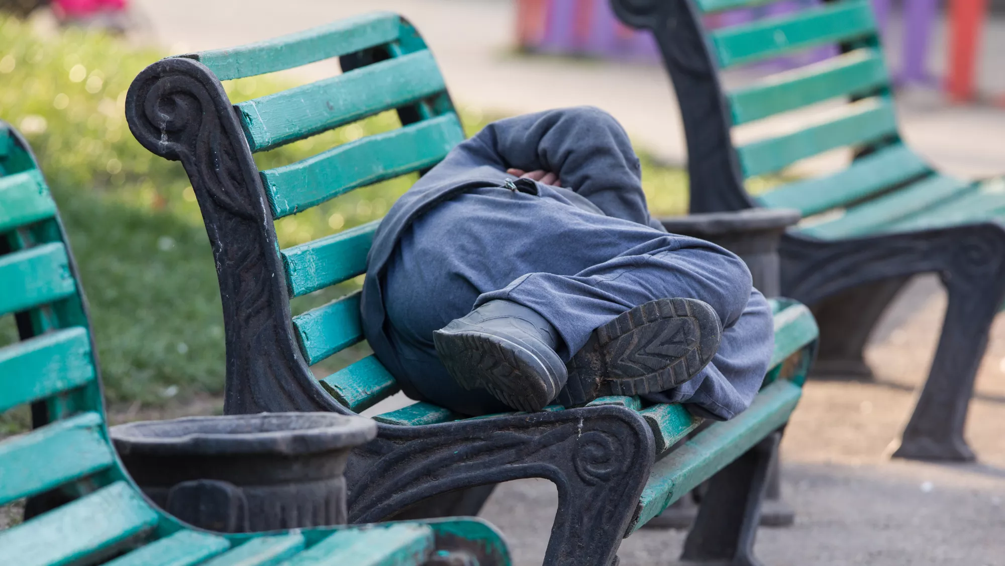 Imagen de una persona sin recursos en un banco / CANVA