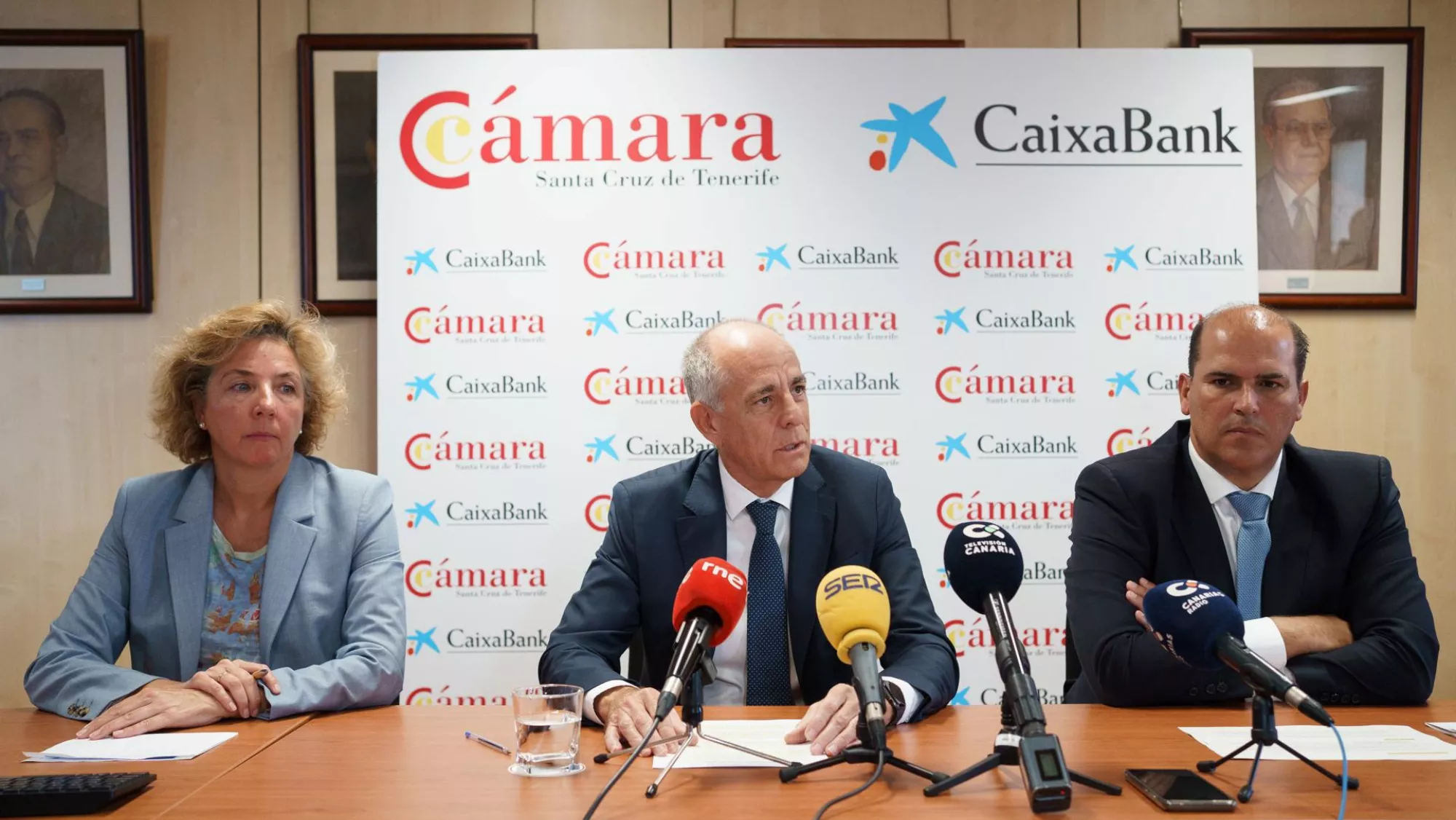 El presidente de la Cámara de Comercio de Santa Cruz de Tenerife, Santiago Sesé (c); la directora general, Lola Pérez (i) y el director territorial de CaixaBank en Canarias, Manuel Afonso Salazar (d)./ EFE-RAMÓN DE LA ROCHA
