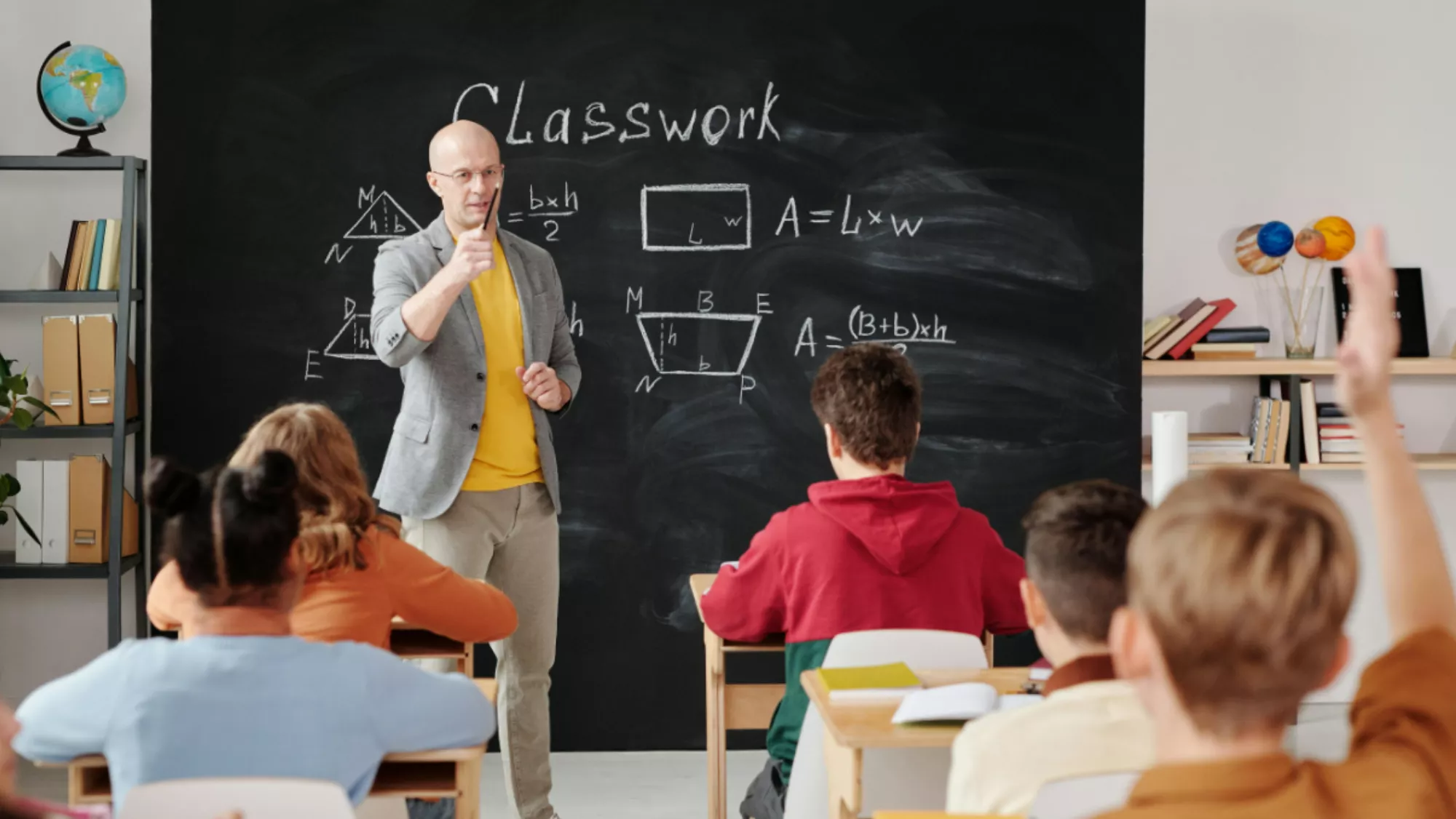 Imagen de un profesor dando clase / PEXELS