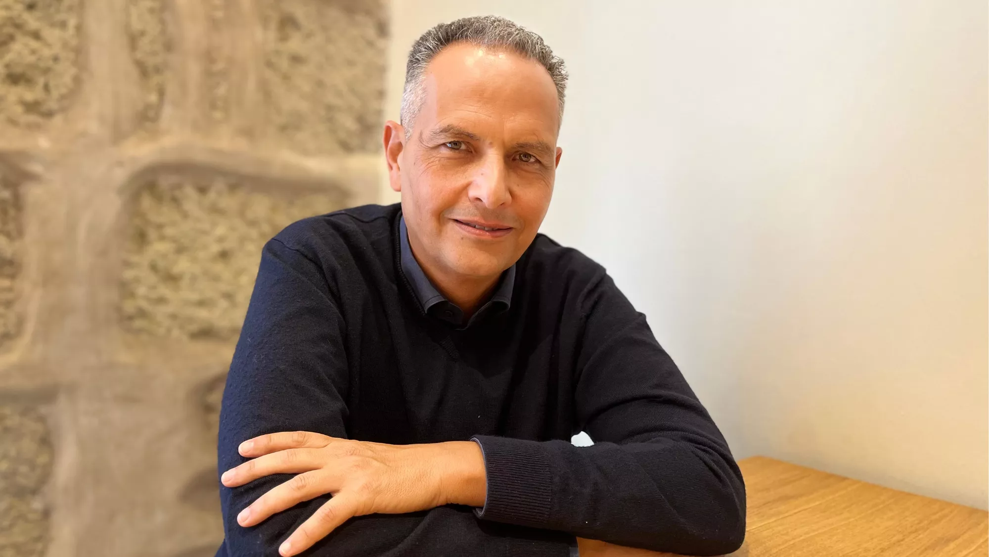 Santiago Gil invita a caminar por el año con calma y palabra en su nuevo libro ‘366 Pasos’.  / CABILDO DE GRAN CANARIA