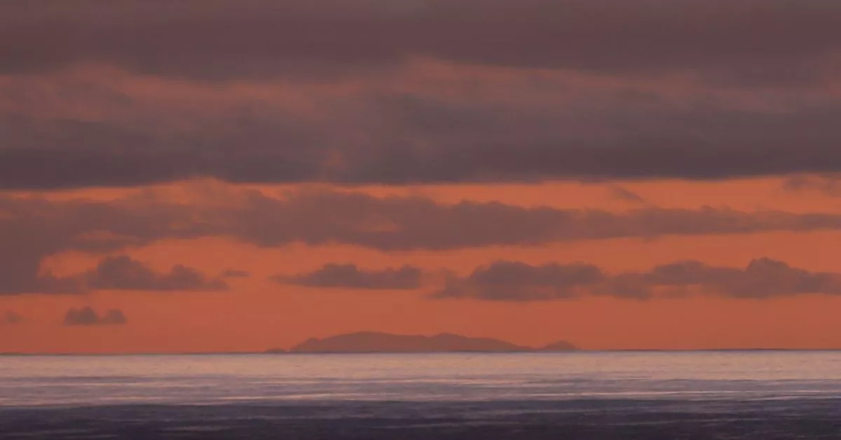 Muchos usuarios de X trataron de identificar sin éxito la enigmática isla que aparece en el horizonte./ X @CharlesTroupin